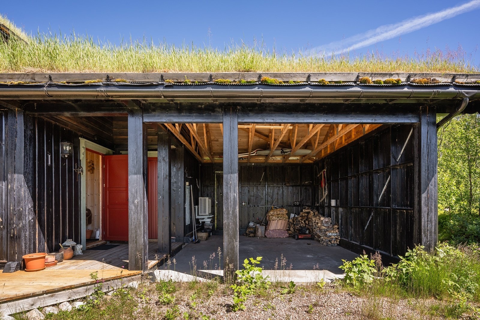 Ved inngangsdøren er det en praktisk bod med god plass til lagring. Overbygget er kjekt med tanke på å slippe nedbør helt inn til døren. Galleribilde