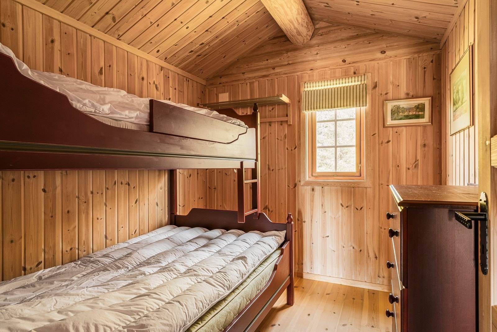 Det tredje soverommet i andre etasje er vendt mot øst, og har plass til f.eks. familiekøye og oppbevaringsmøbler. Galleribilde