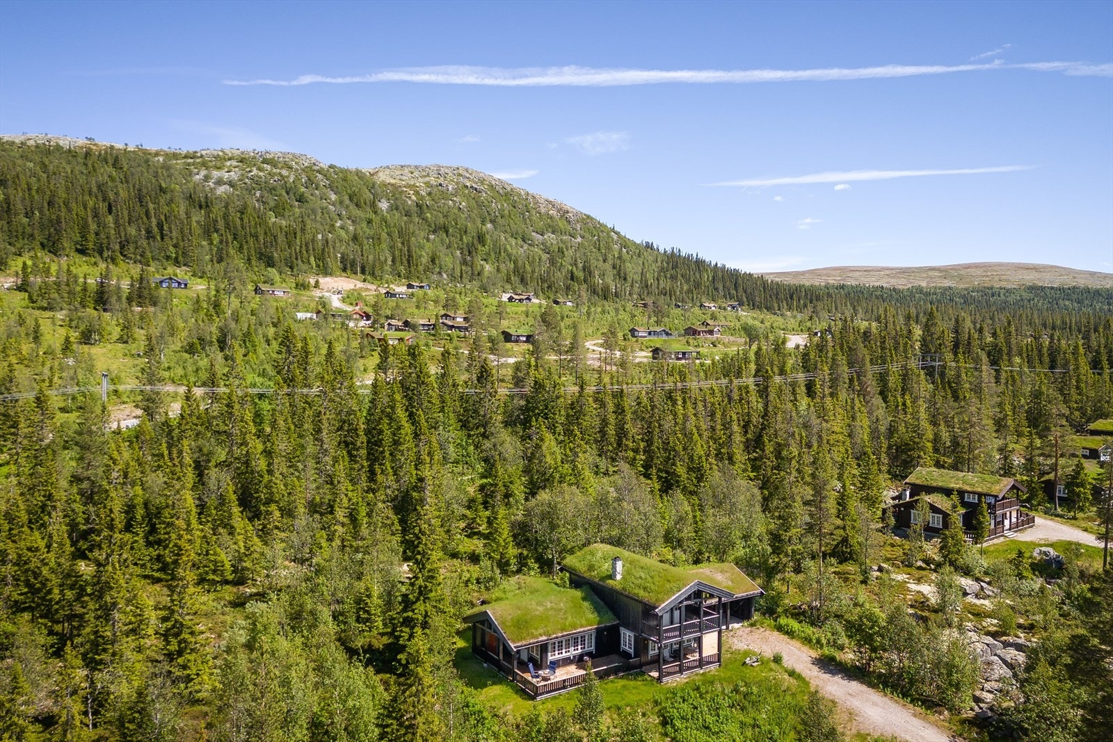 Området bak hytta er ved foten av snaufjellet, og her er det muligheter for skiturer i fantastiske omgivelser vinterstid, eller flotte turmål sommerstid - enten du vil ta en topptur i nærområdet eller vandre lengre distanser. Galleribilde