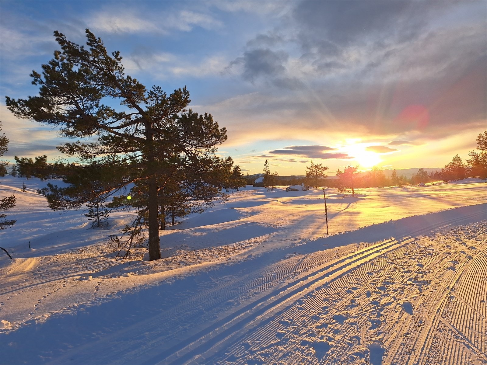 Solnedgang i vinterlys, fanget fra skiløypa. Skiløypenettet i området er svært godt utviklet, og strekker seg til Lillerøåsen, Bittermarka og Flendalen i sør - og forbi Hovden, Risbakken og opp til Kvilten i nord. Bilde tatt av selger. Galleribilde
