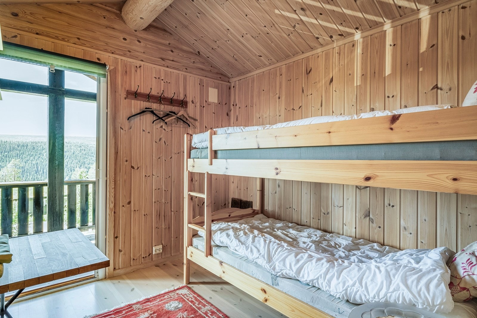 I andre etasje befinner det seg ytterligere tre soverom, der to av soverommene har utgang til vest-/sørvest-vendt og overbygd veranda. Soverommene er av fin størrelse, og gir flere muligheter med tanke på møblering. Galleribilde