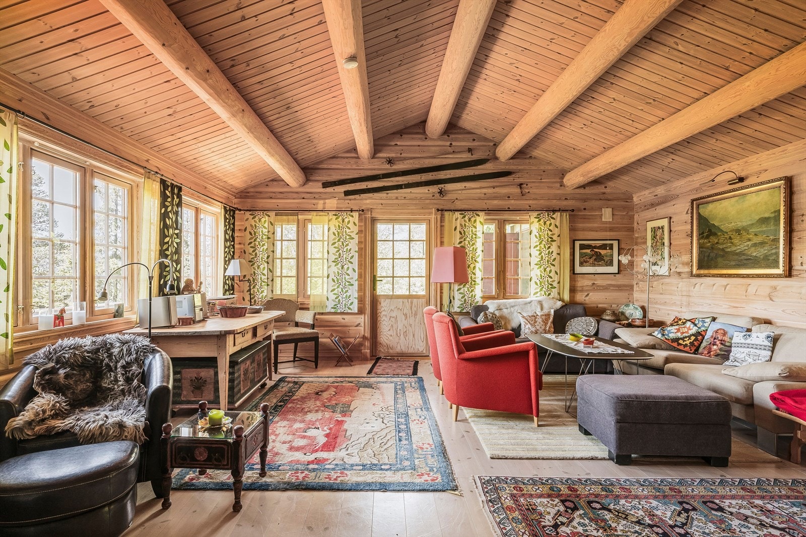 Hytta har et særdeles trivelig og pent oppholdsrom med skråhimling med åser og en fin peis med innsats. Galleribilde