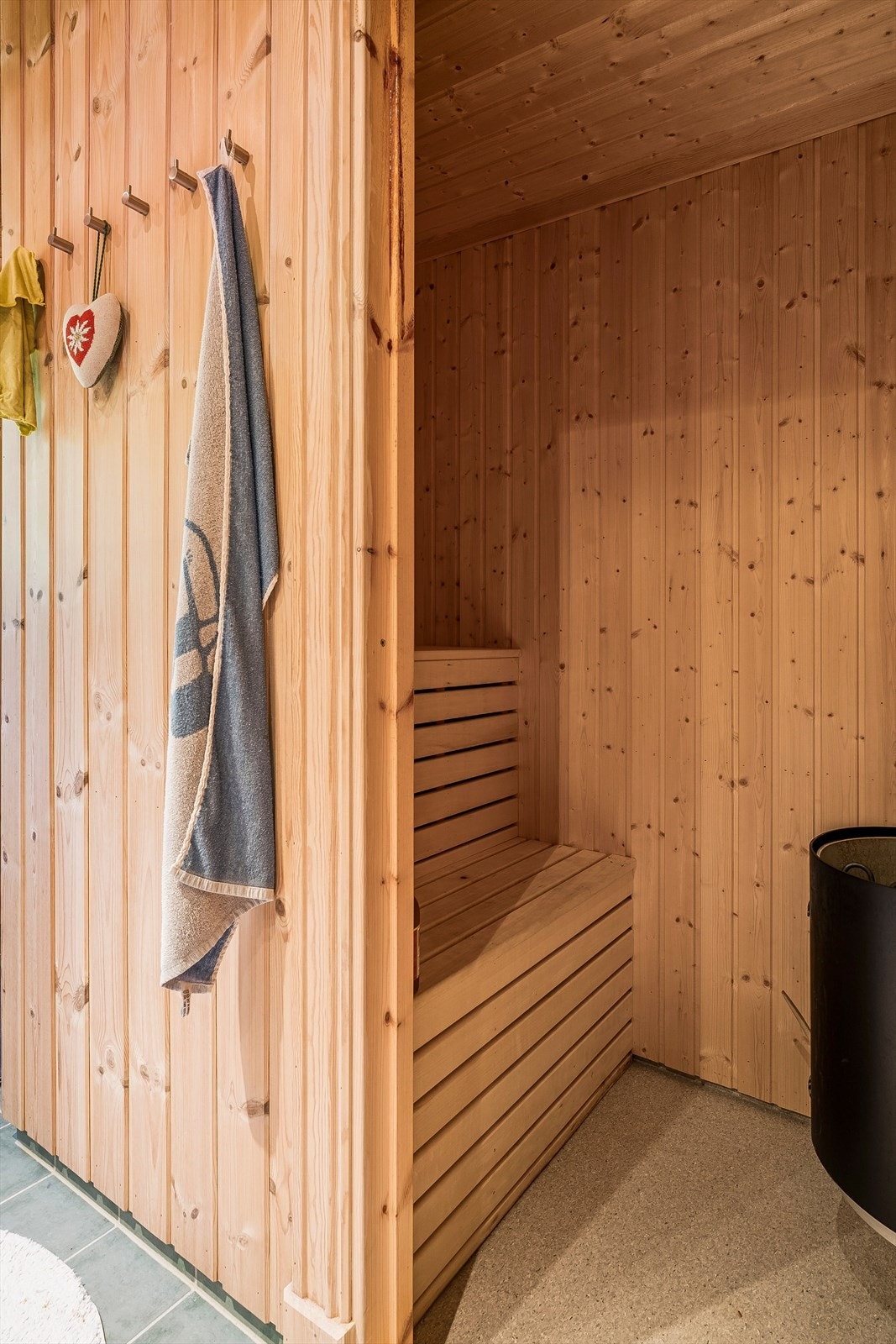 Badet i andre etasje er også tilknyttet en badstue med elektrisk badstueovn. Galleribilde