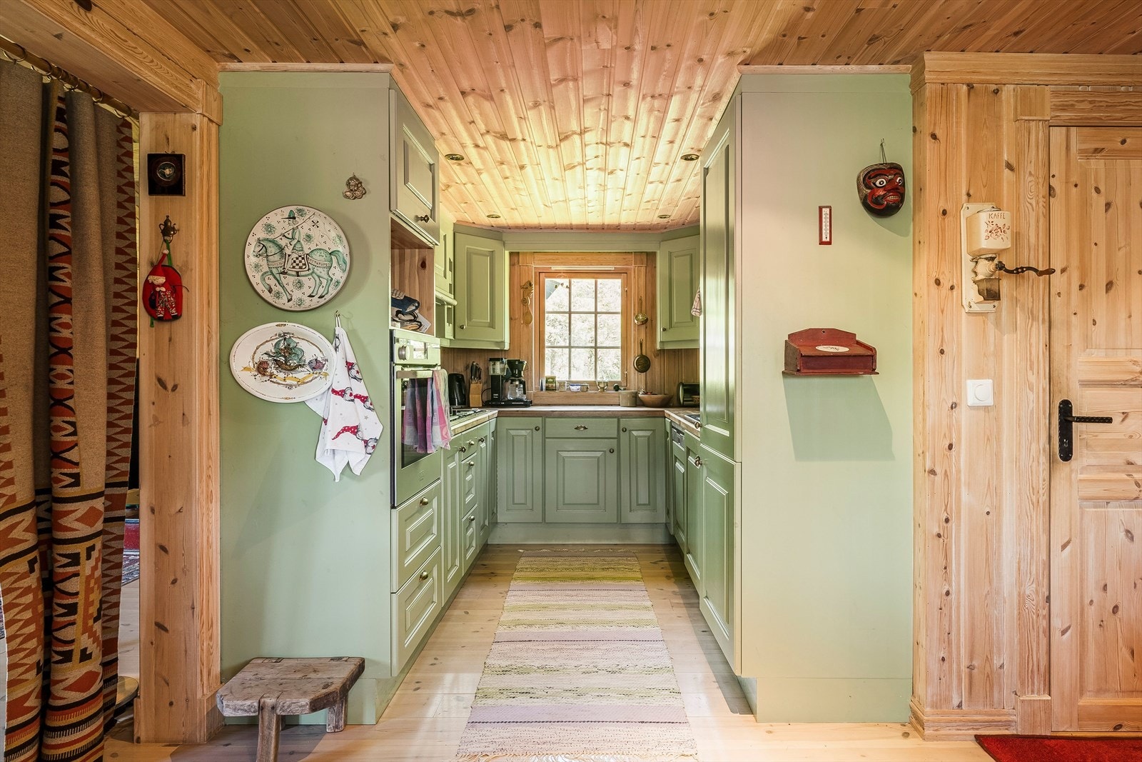 Hjertet i hytta er kjøkkenet, som er innredet med en solid og heltre innredning med malte, profilerte fronter og heltre benkeplate. Kjøkkenet er utstyrt med integrert induksjonstopp med gass kokebluss, stekeovn, kjøl- og fryseskap, og oppvaskmaskin. Galleribilde