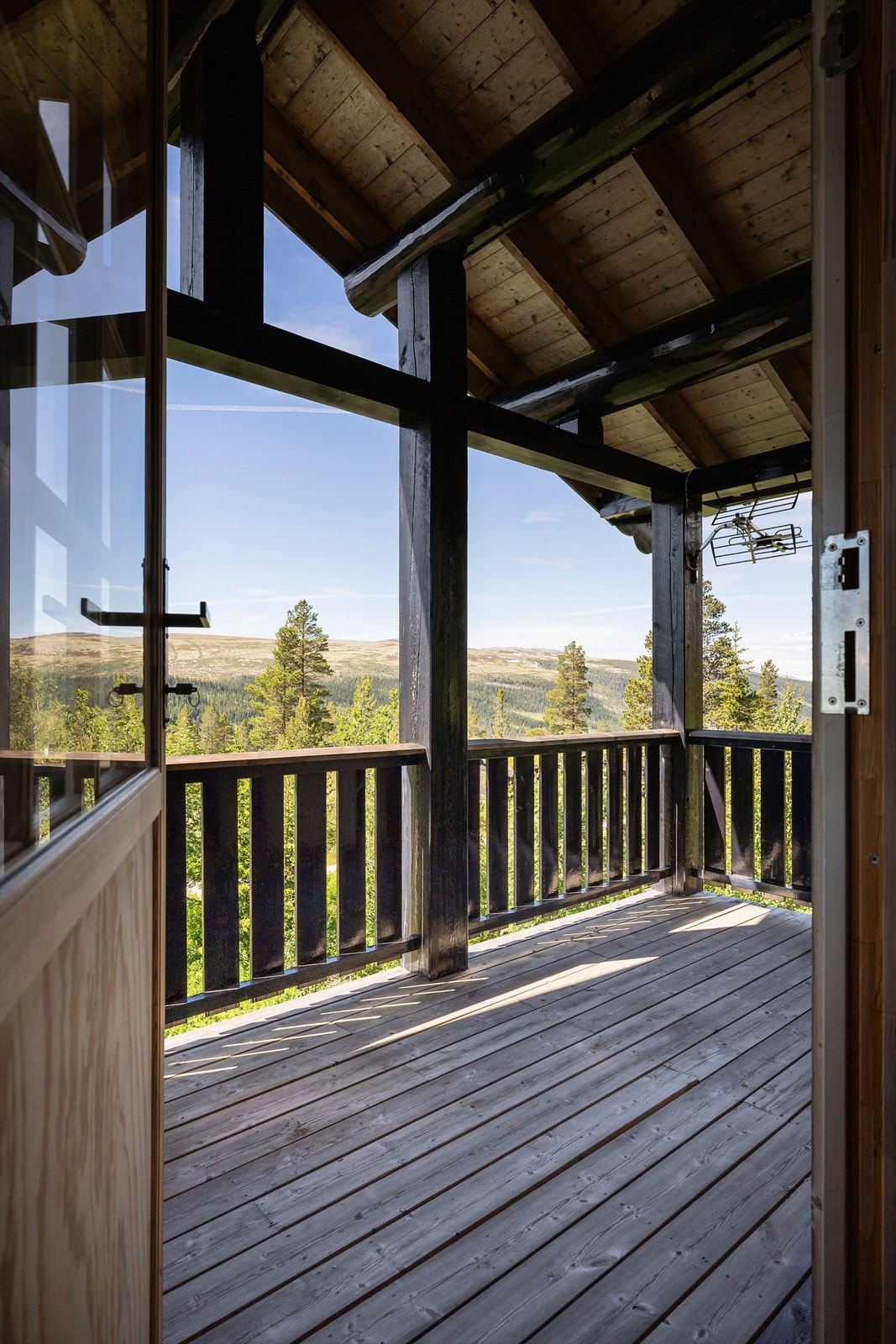 Flott utsikt mot Kvitvorda fra soverom og veranda i andre etasje! Galleribilde