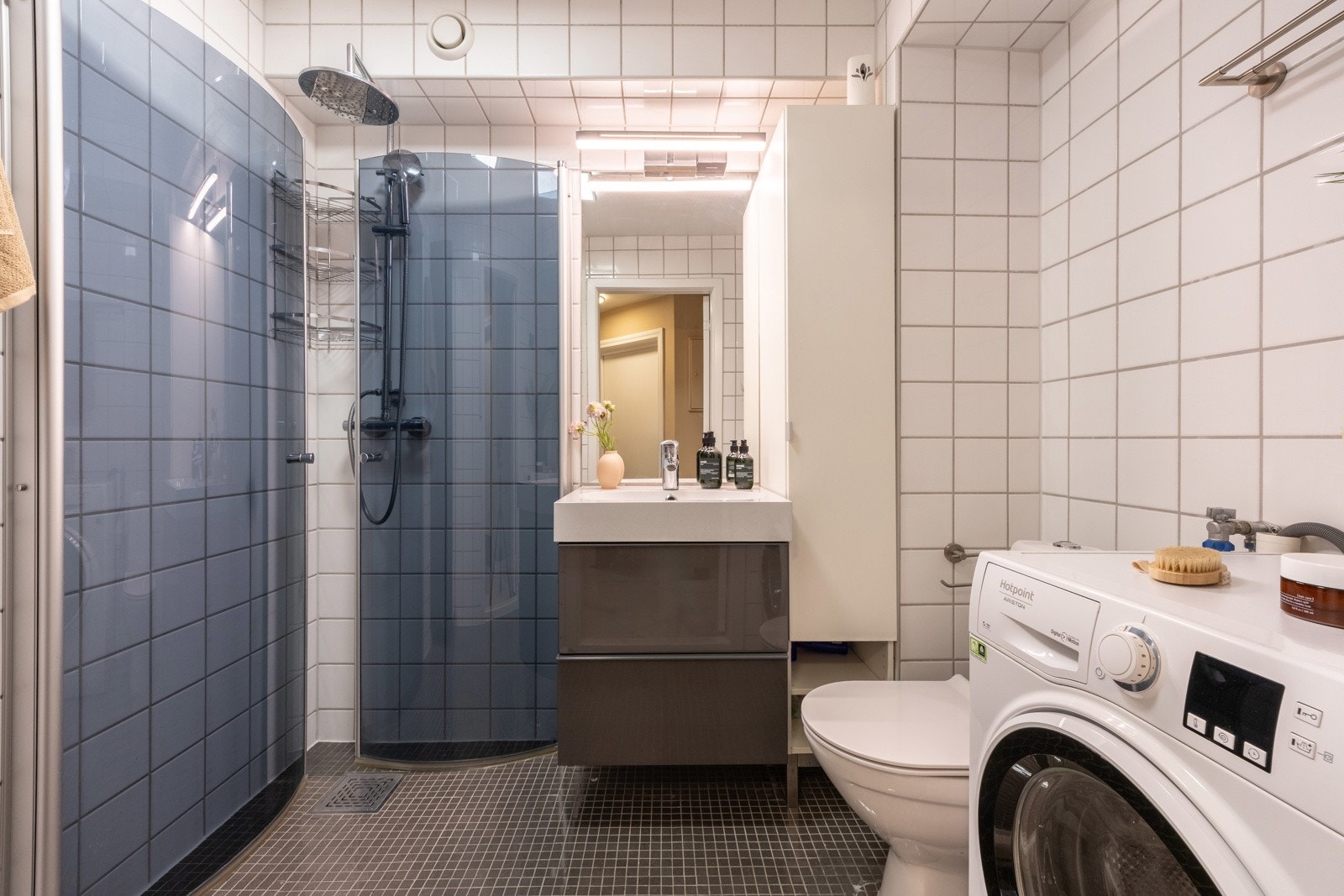 Pent baderom med flislagt gulv med varme samt flislagte vegger. Galleribilde