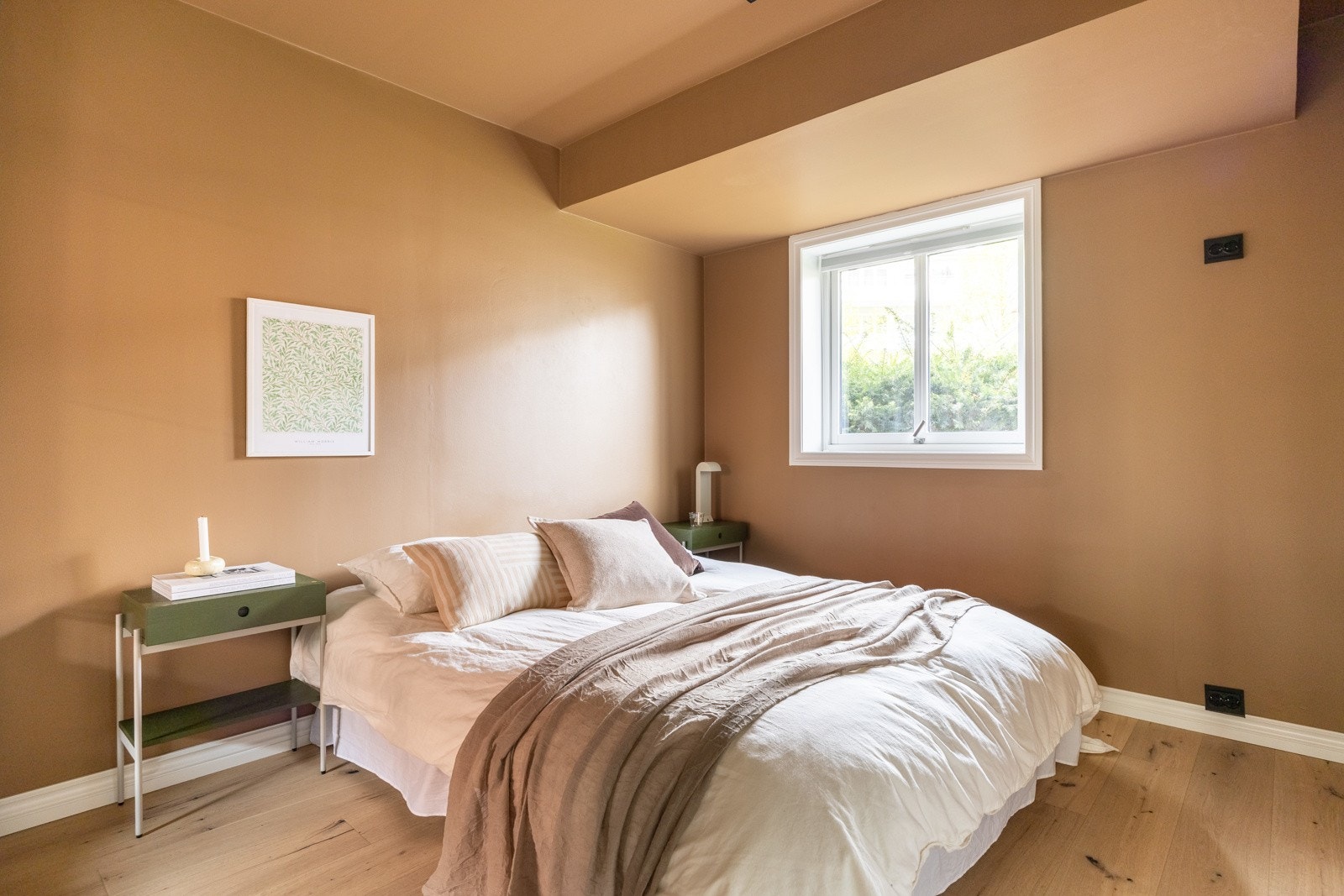 Leiligheten soverom er av god størrelse med plass til dobbeltseng og garderobeskap. Galleribilde