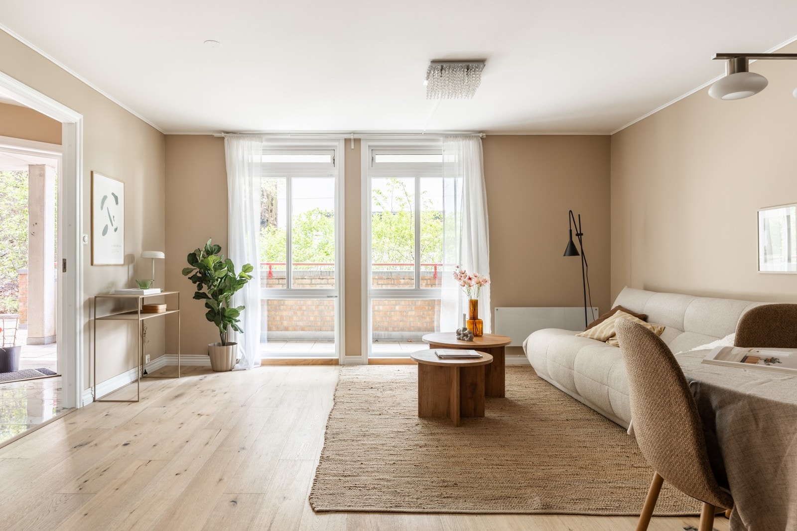 Leiligheten har store vindusflater som slipper inn mye naturlig lys. Galleribilde