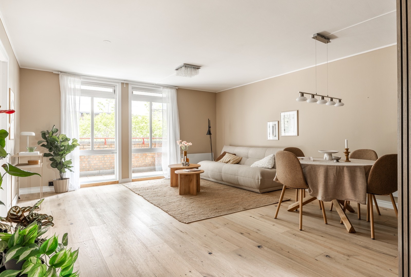 Attraktiv og gjennomgående 2-roms med egen garasjeplass, god standard og praktisk planløsning. Galleribilde