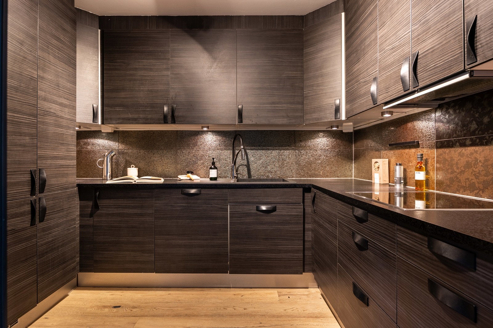 Moderne HTH kjøkkeninnredning (iht. tidligere prospekt) fra 2015 med glatte fronter. Galleribilde