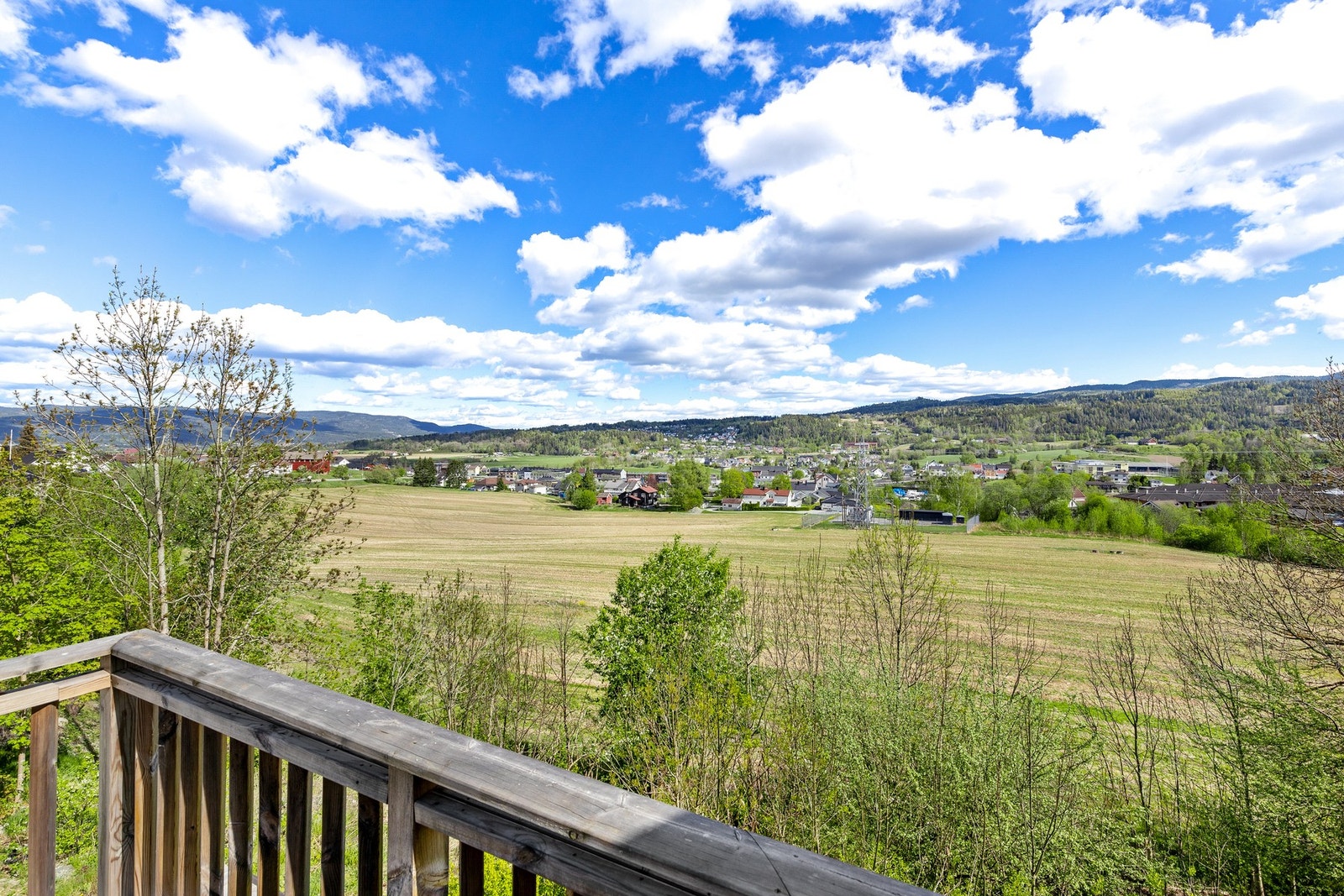 Boligen har en unik interbeliggenhet grensende mot friareal og i en blindvei Galleribilde