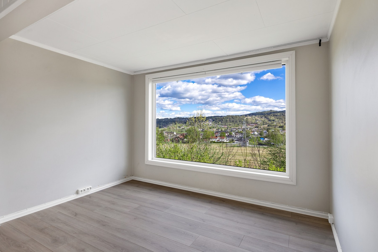 Flott utsikt mot friareal og meget lite innsyn Galleribilde