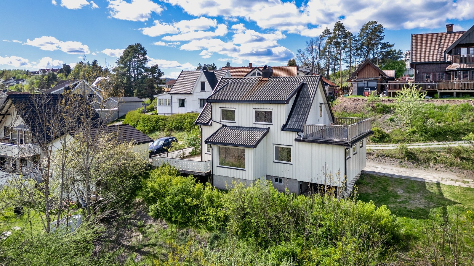 Eiendommen består av en enebolig over to etasjer og kjeller, samt uthus over to etasjer med garasje Galleribilde