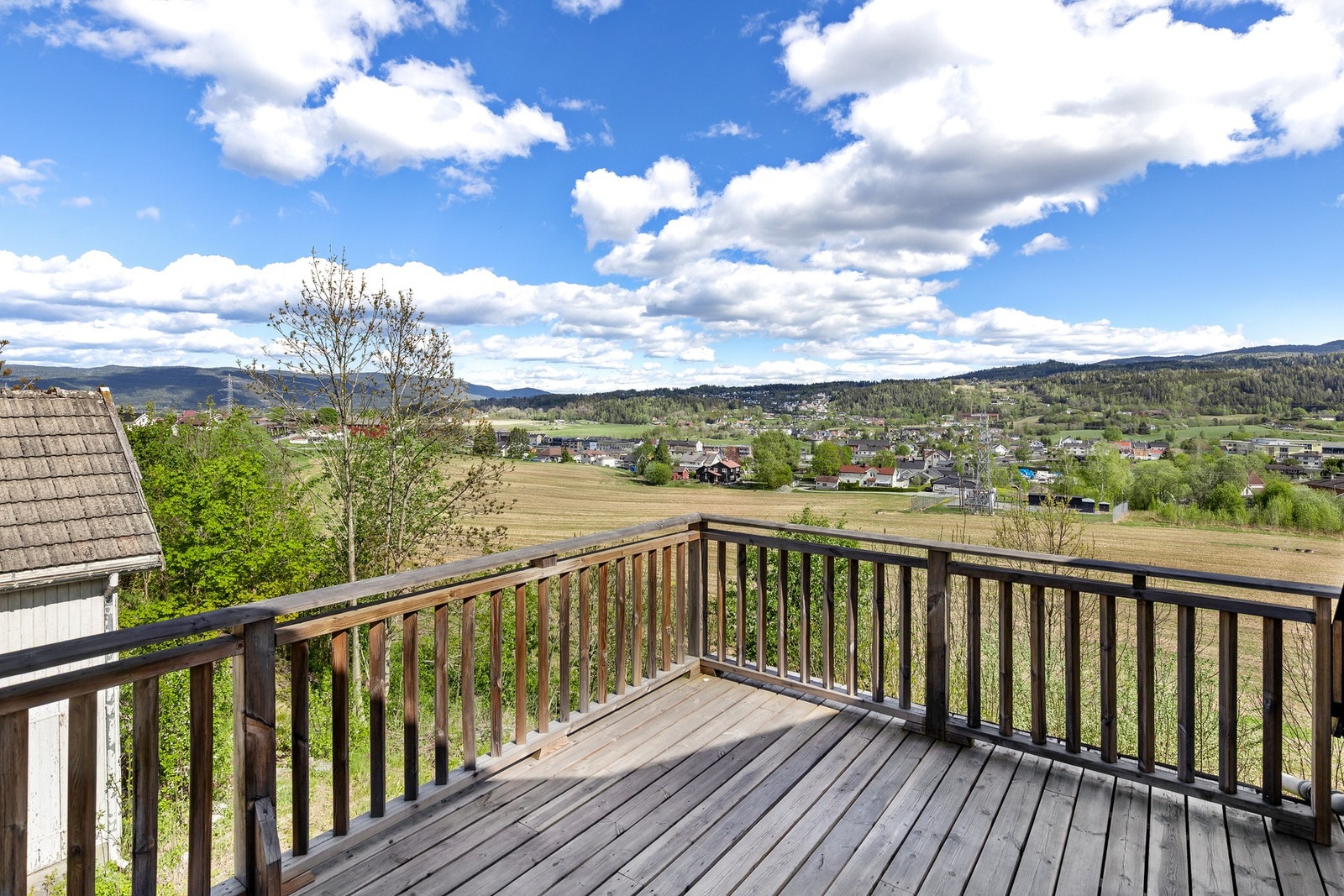Balkong fra 2. etasje med flott utsikt over nærområdene Galleribilde