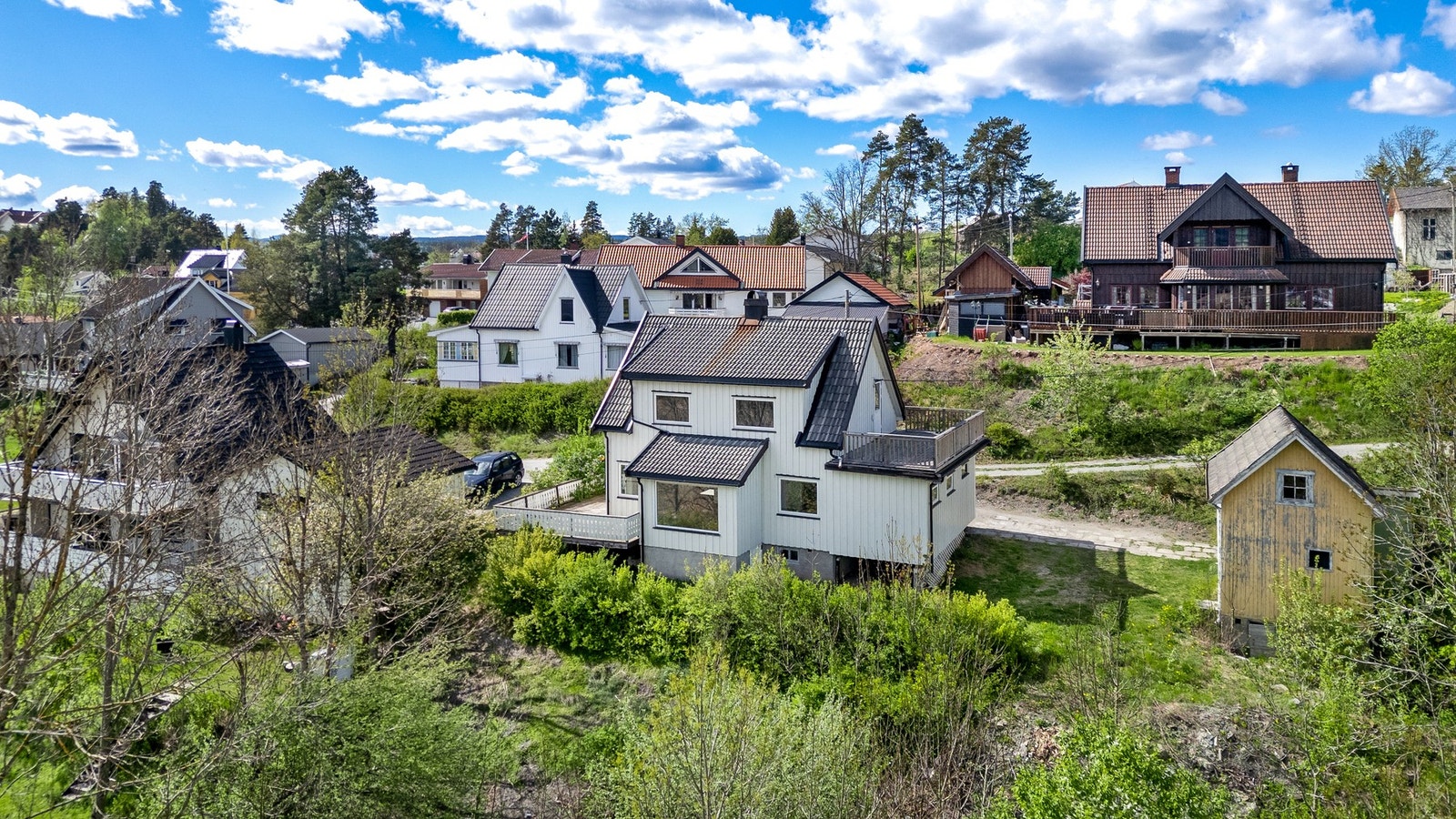 Boligen har gruset gårdsplass med parkeringsmulighet Galleribilde