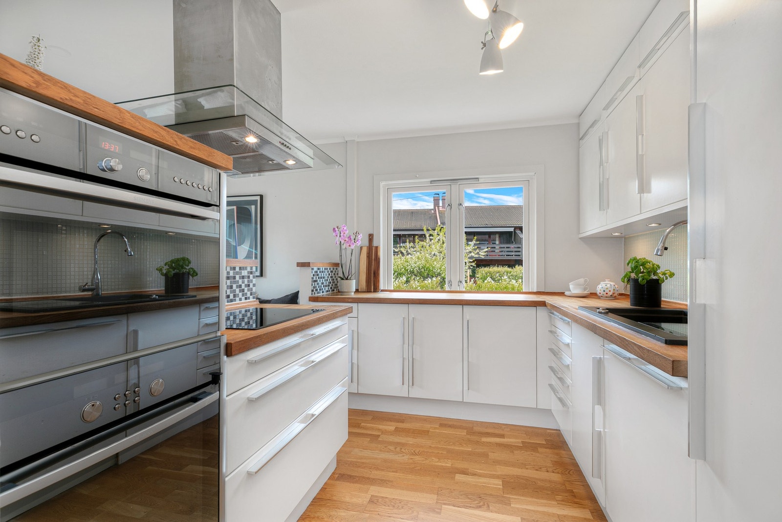 Integrerte hvitevarer er kjøleskap, kombiovn, stekeovn, oppvaskmaskin og platetopp. Kjøkkenventilator med avtrekk ut Galleribilde