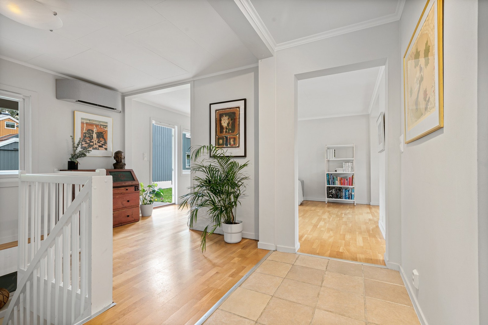 Entré/trapperom er utstyrt med en stedstilpasset skyvedørsgarderobe og varmepumpe i begge etasjer Galleribilde