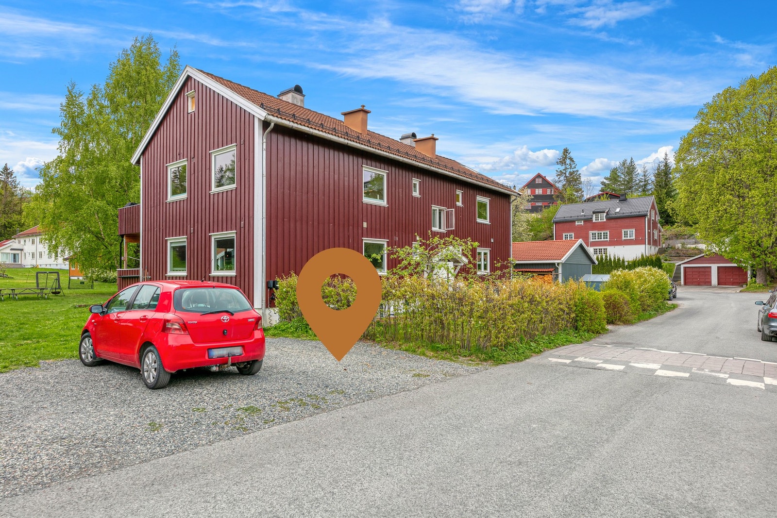 Fast biloppstillingsplass lengst mot høyre med egen elbillader Galleribilde