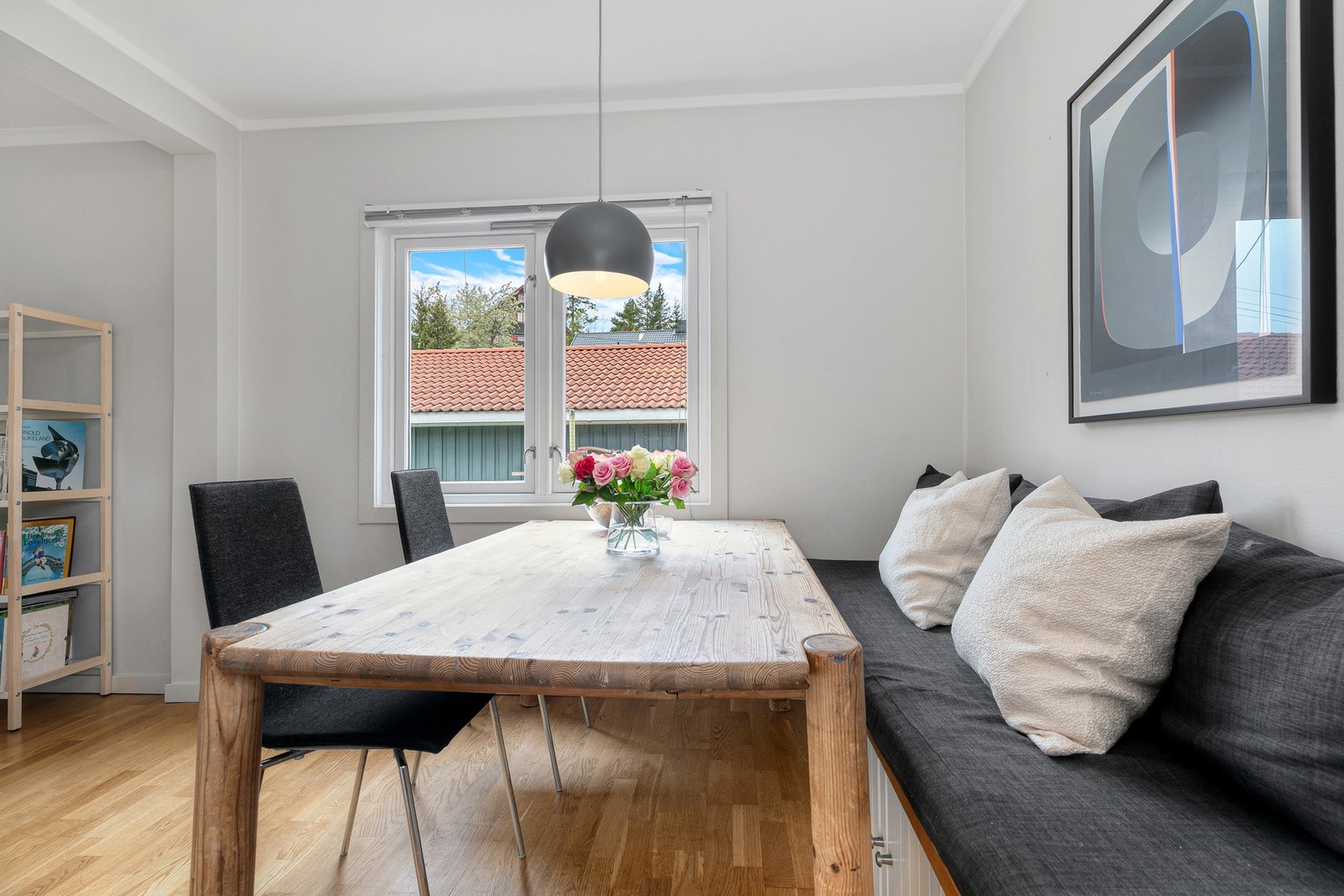 Spisestue med stedtilpasset sittebenk som innbyr til lange hyggelige måltider med familie og venner Galleribilde