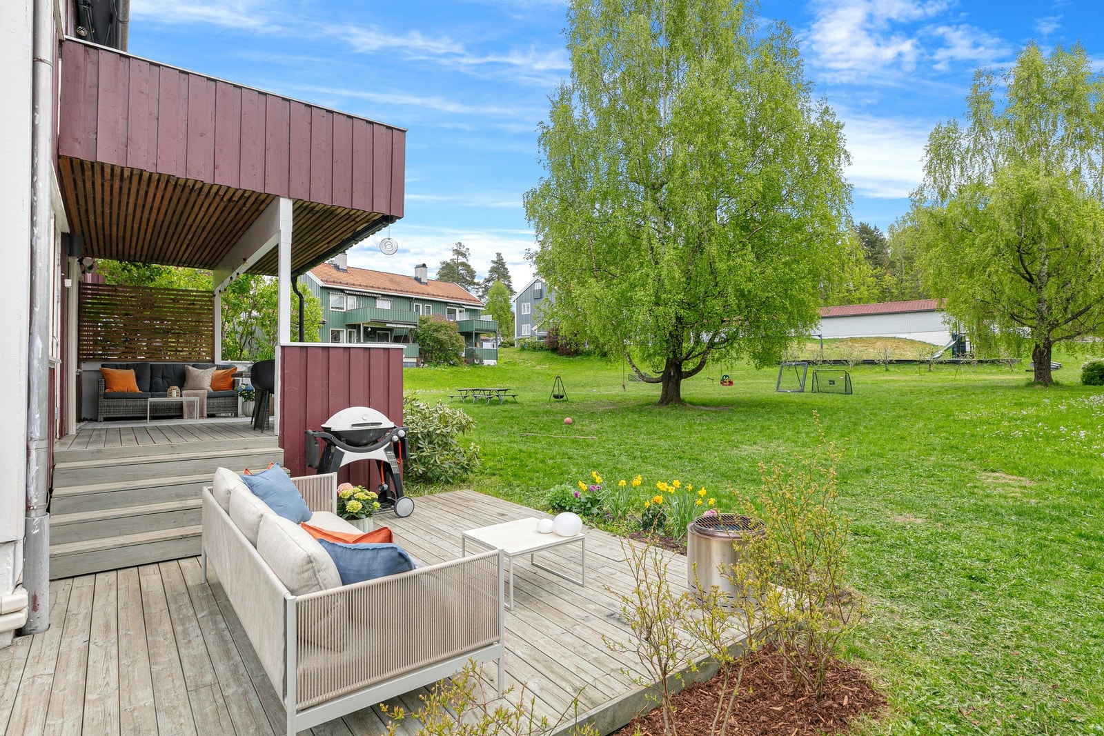 Privatmegleren Bærum ønsker velkommen til denne lyse og koselige leiligheten med flotte utearealer! Galleribilde