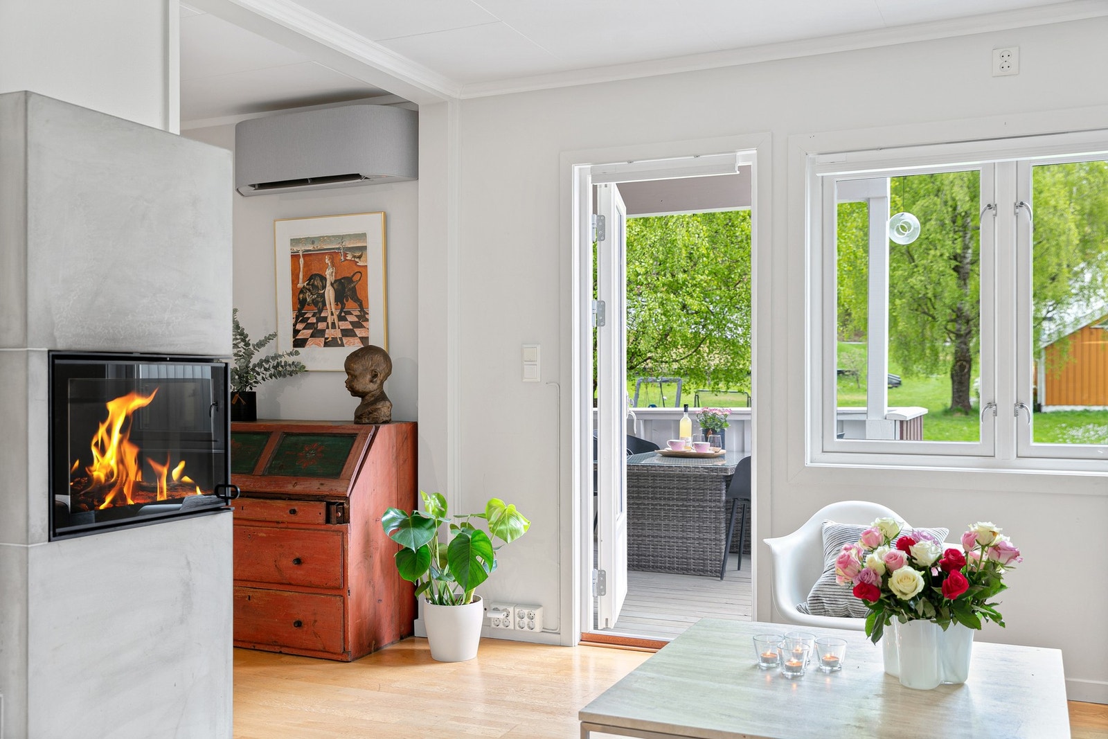 En moderne elementpeis med innsats står sentralt plassert i rommet Galleribilde