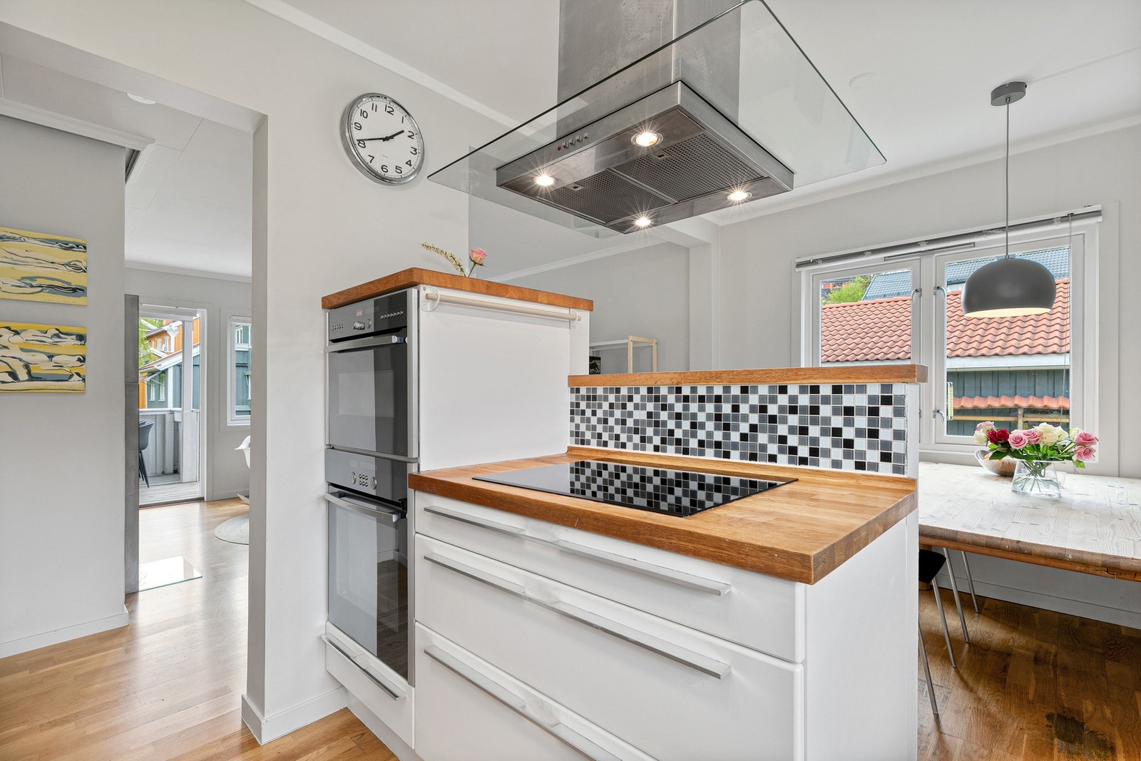 Kjøkkeninnredning med kjøkkenøy var ny i 2010 Galleribilde