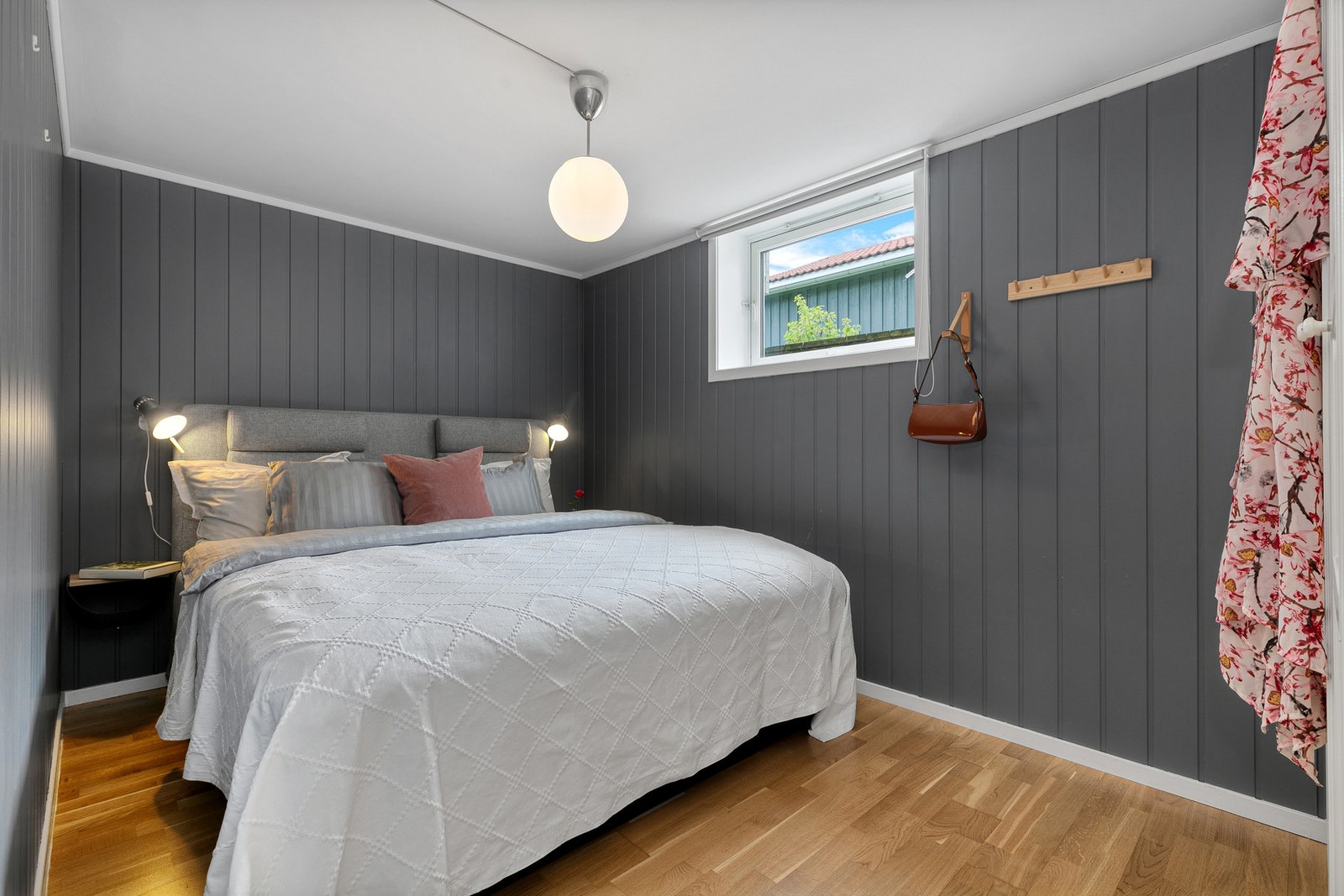 Hovedsoverom er innredet med dobbeltseng og tilhørende møblement Galleribilde