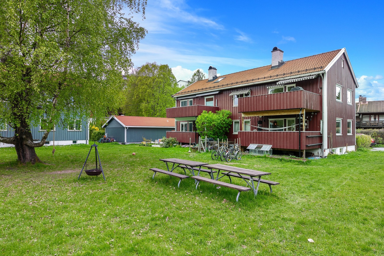Leilighet over første etasje og kjeller, i 4-mannsbolig oppført i 1955. Utgang til terrasse og platting fra stue Galleribilde