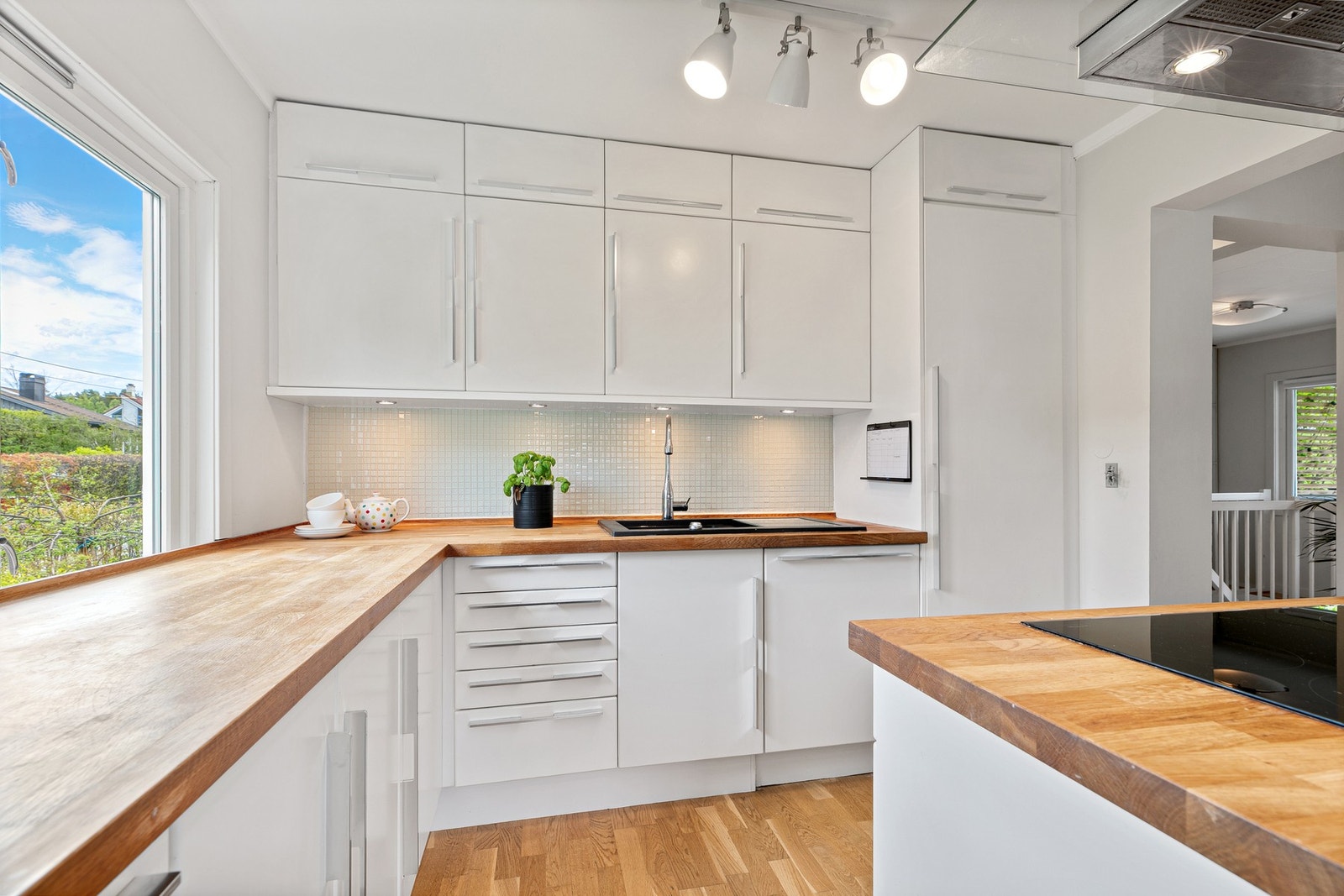 Kjøkkenet har tidsriktig utstyr og et stilrent preg Galleribilde