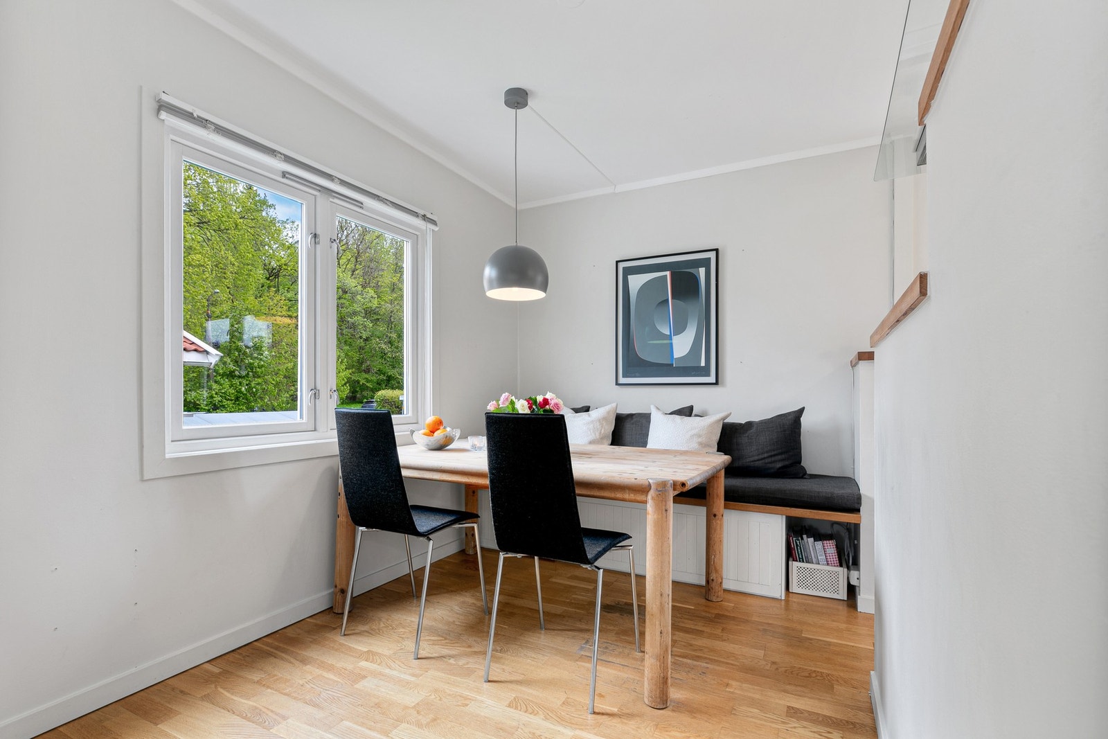 Spisestue står plassert i overgangen mot kjøkken Galleribilde