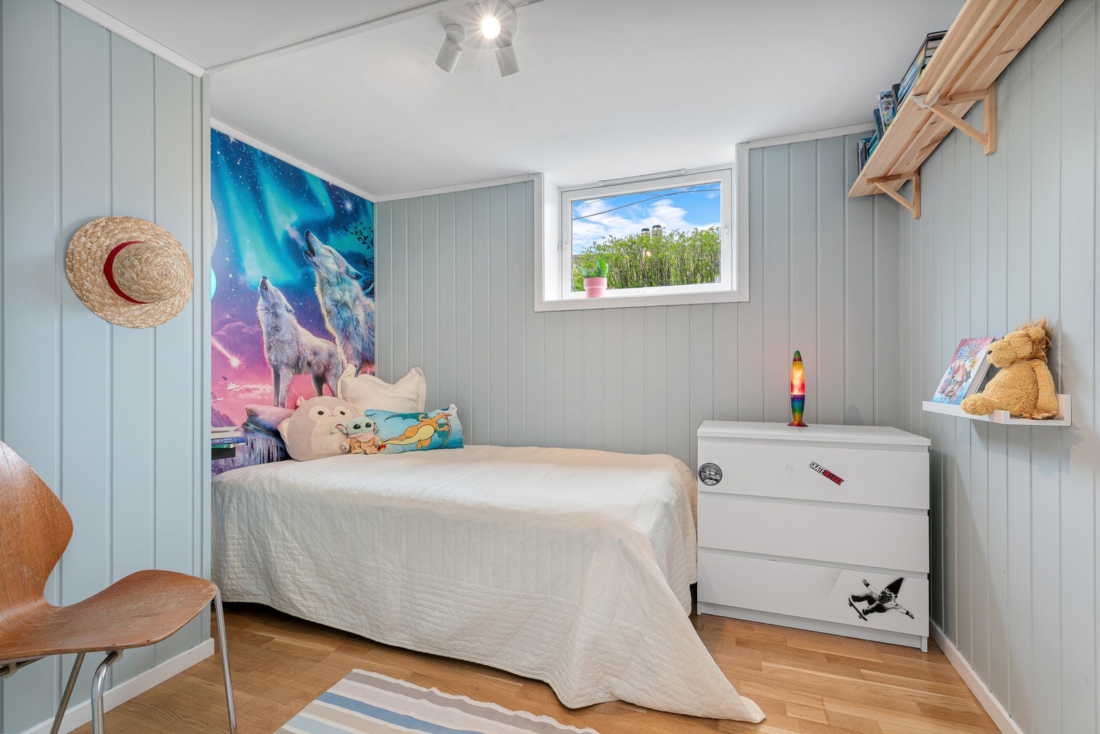 Soverom innredet med skrivepult, en liten dobbeltseng og diverse møblement Galleribilde