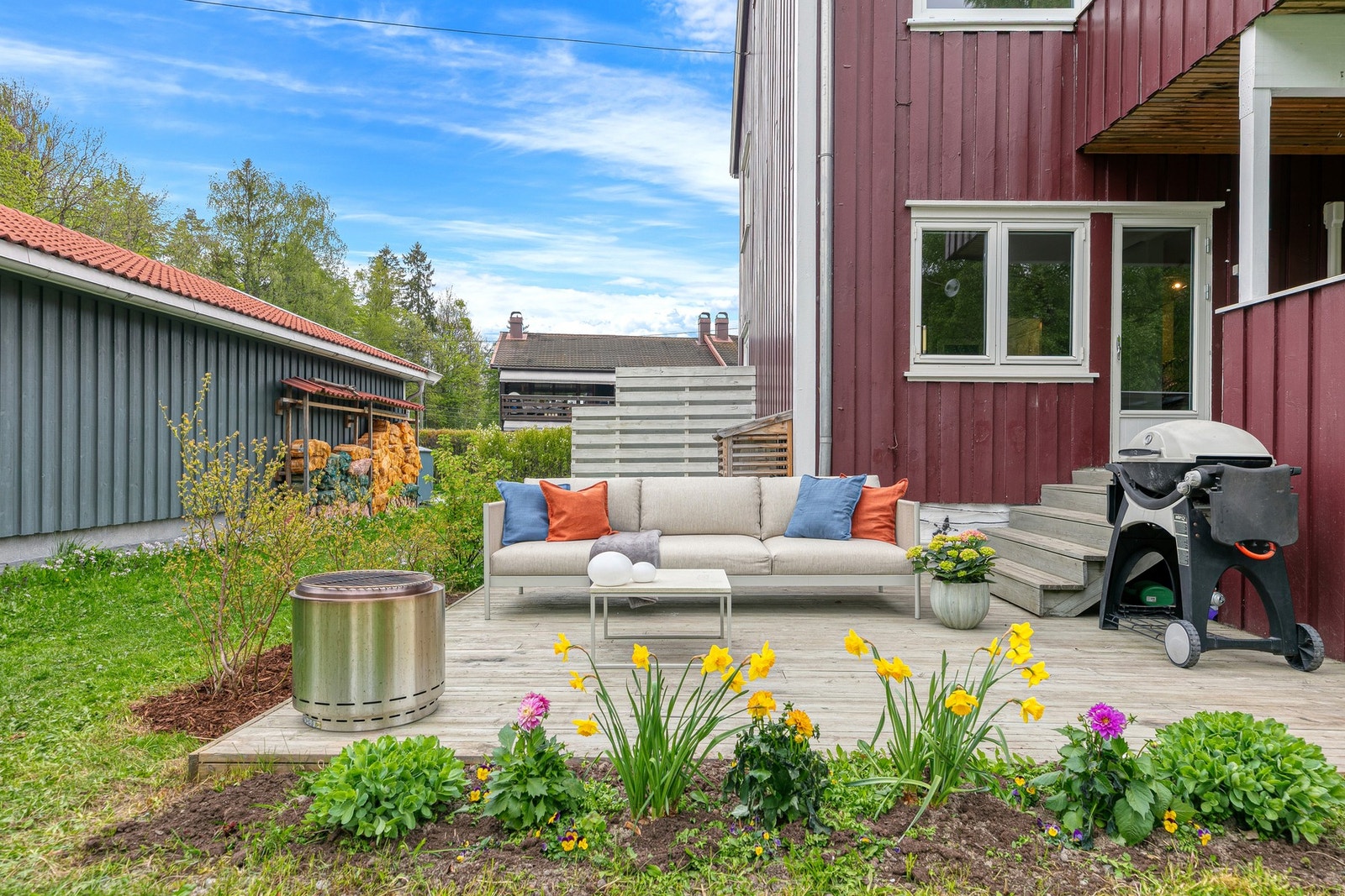 Uteplassene med utgang/adkomst fra stue og hage har et samlet areal på rundt 41 m2 Galleribilde