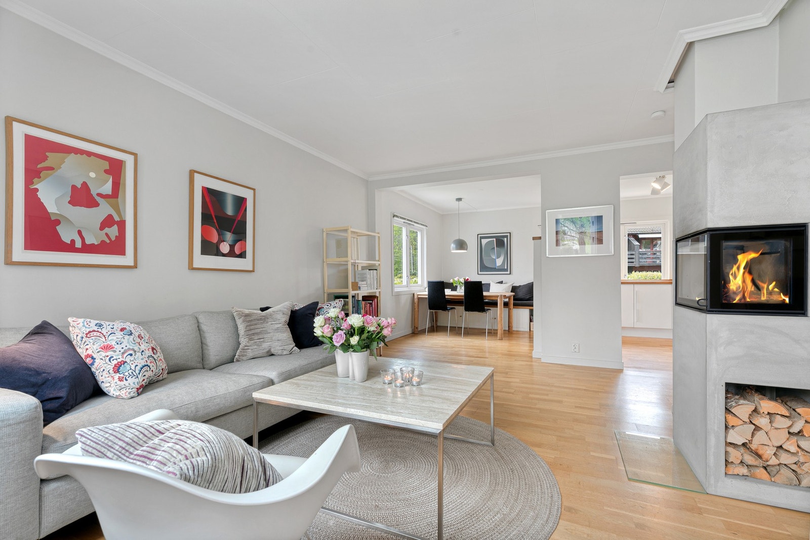 Sideglassene i ildstedet gir fint innsyn til flammene både fra stue og spisestue Galleribilde