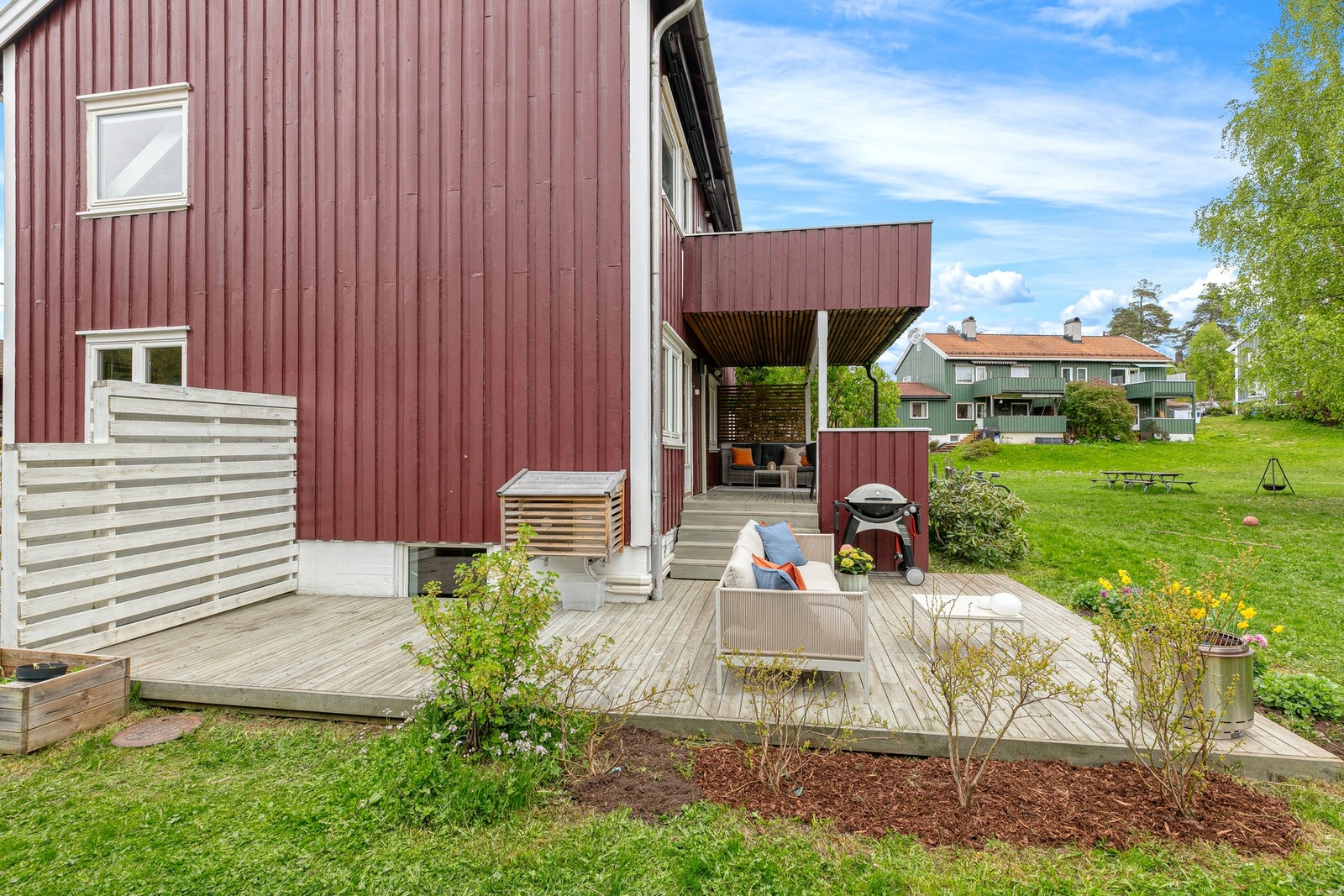 Stue har utgang til en deilig sørvestvendt overbygget terrasse vendende ut mot et stort og frodig fellesareal Galleribilde