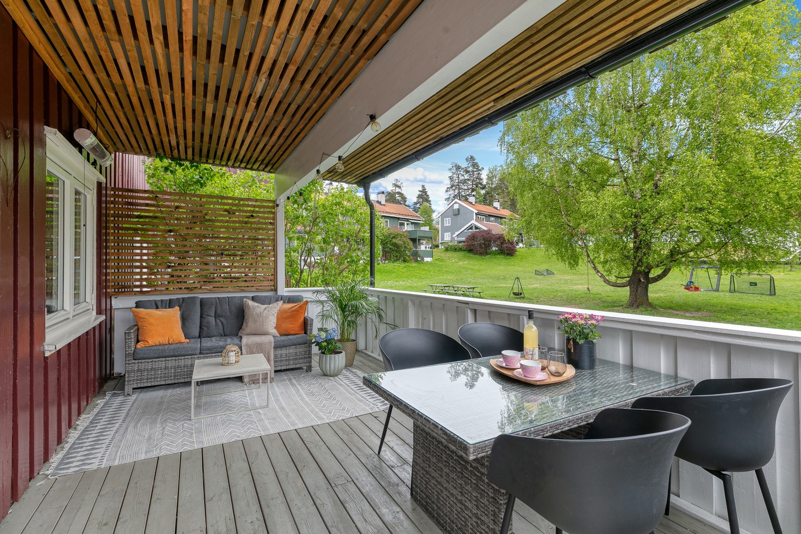 Det er montert stikkontakter, terrassevarmer og belysning ved terrasse/platting, samt levegger mot nabo og adkomstvei Galleribilde