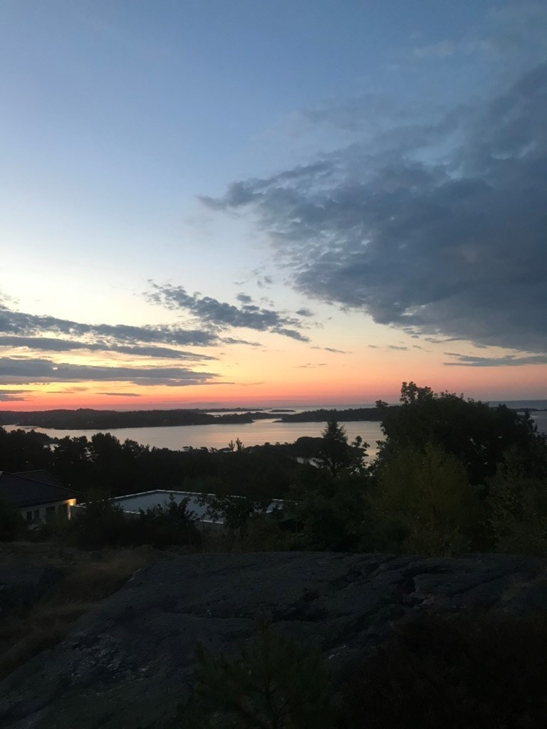 Vakker solnedgang sett fra hagen Galleribilde