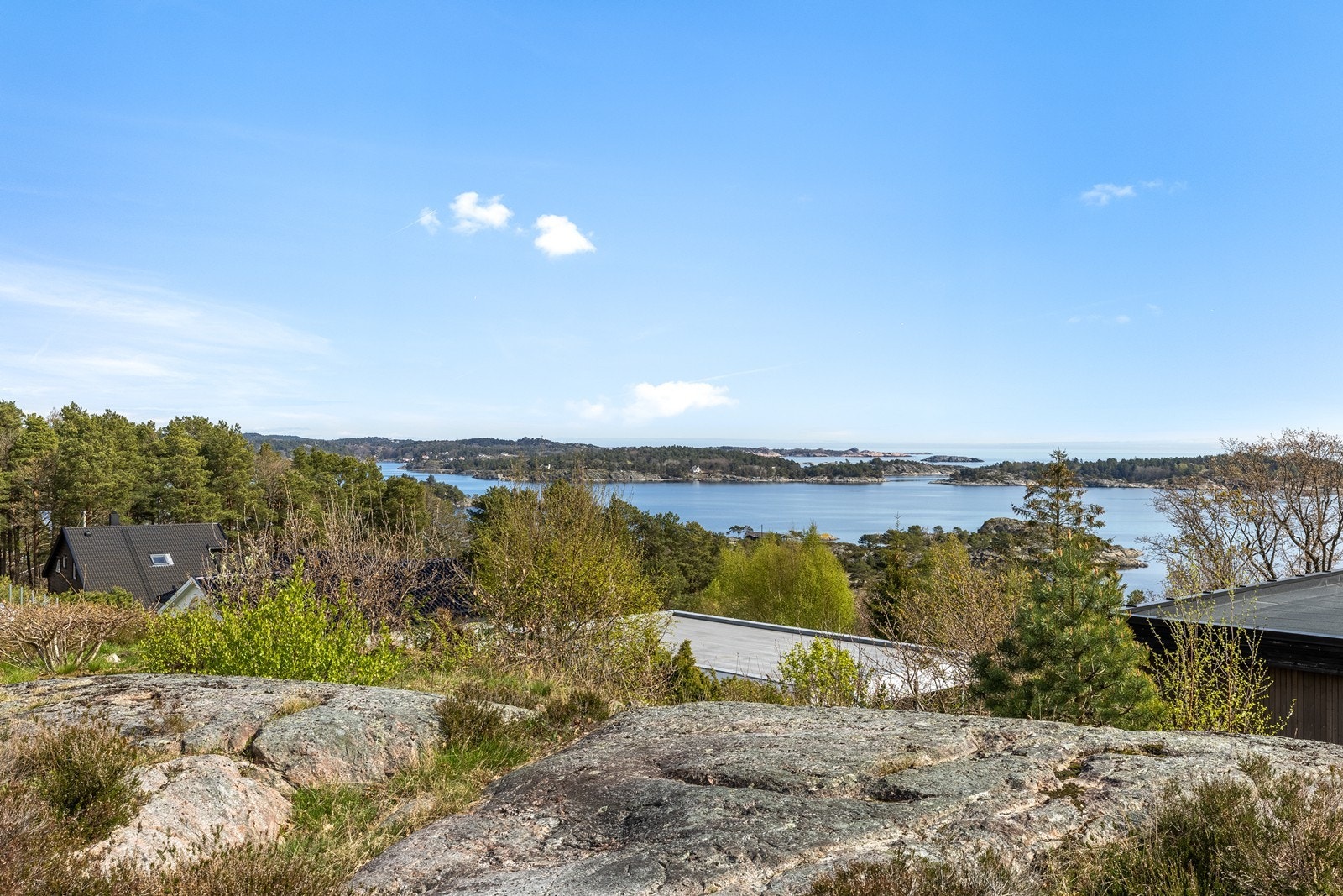 Nydelig utsikt både fra tomten og inne i boligen Galleribilde