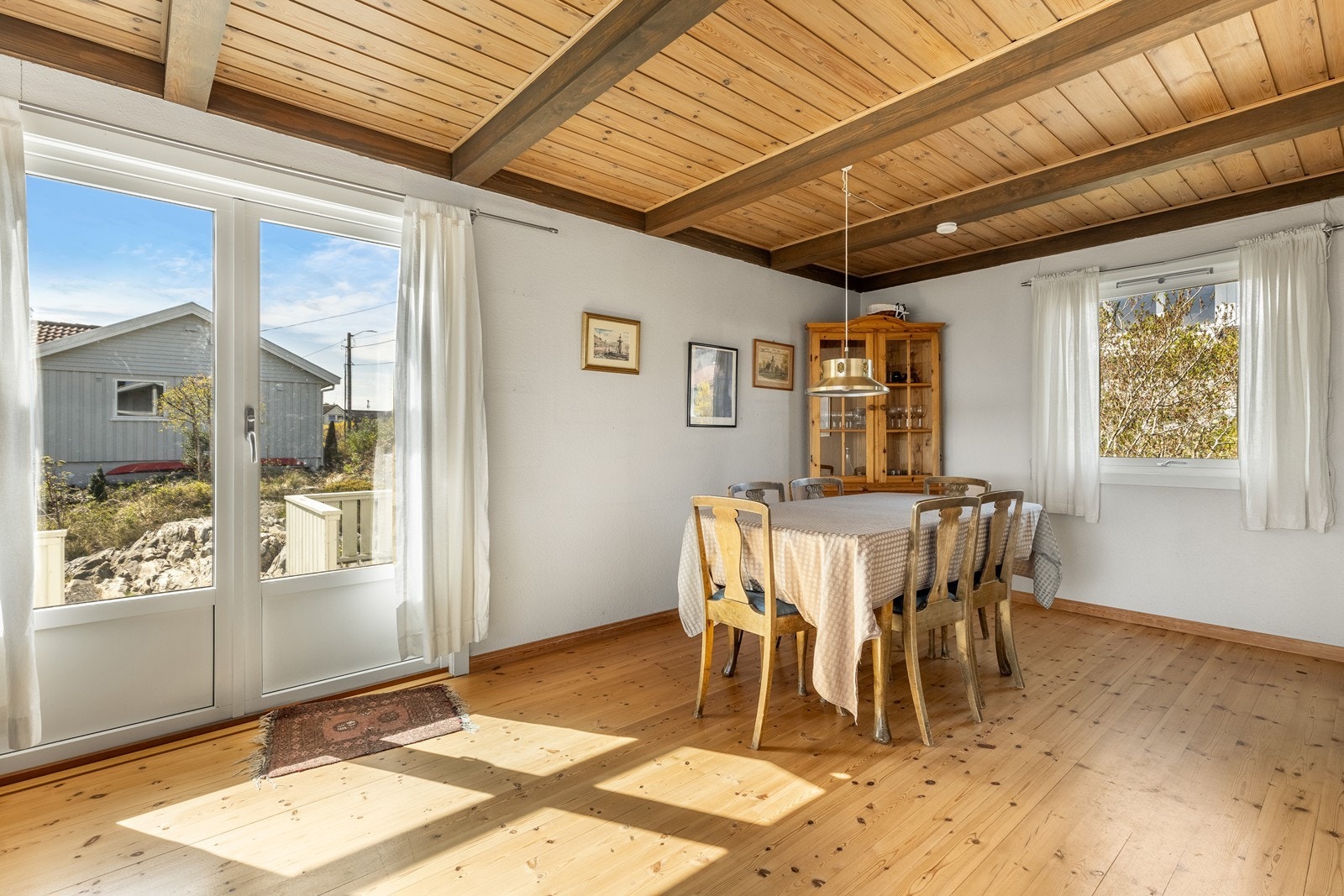 Spisestue har god plass til langbord, her er også utgang til terrassen Galleribilde