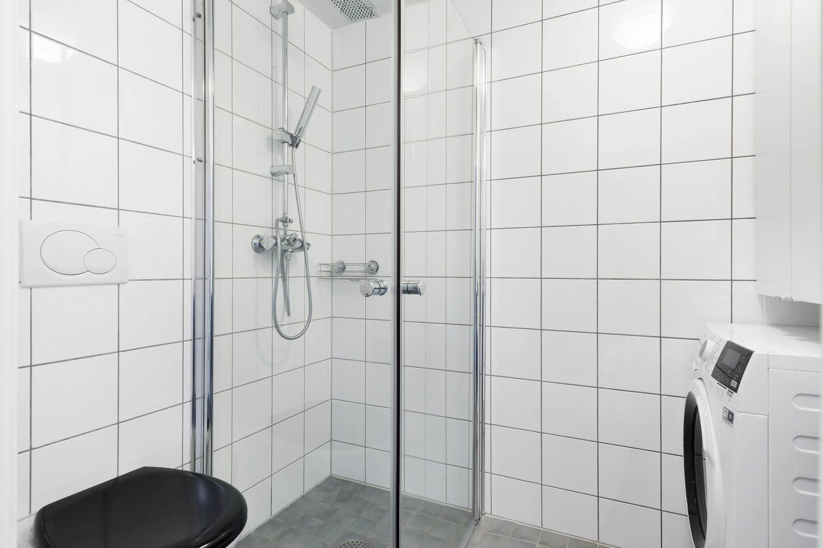 Flislagt bad med vaskemaskin Galleribilde