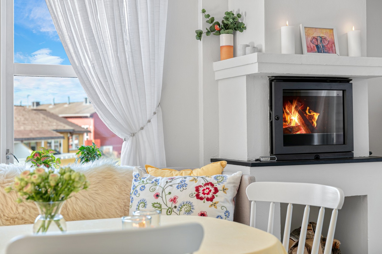 Hyggelig spiseplass med peis Galleribilde