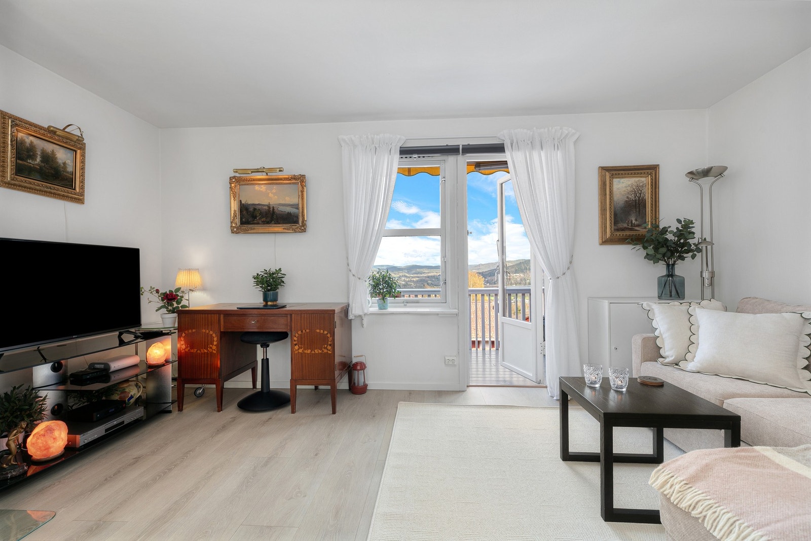 Hyggelig stue med fin plass til salong Galleribilde