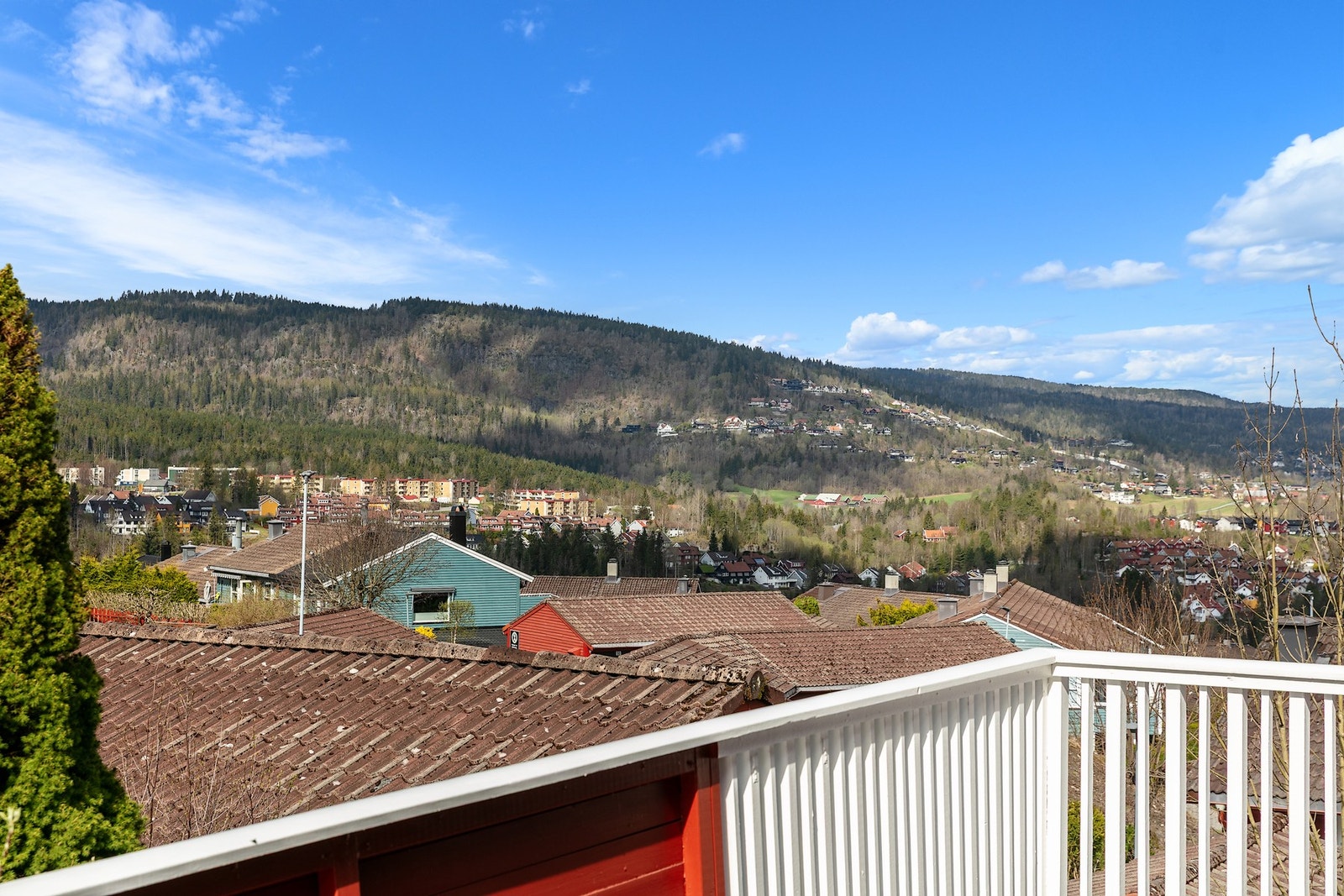 Fra terrassen har man flott utsikt mot Gullhaug og inn i Lommedalen Galleribilde