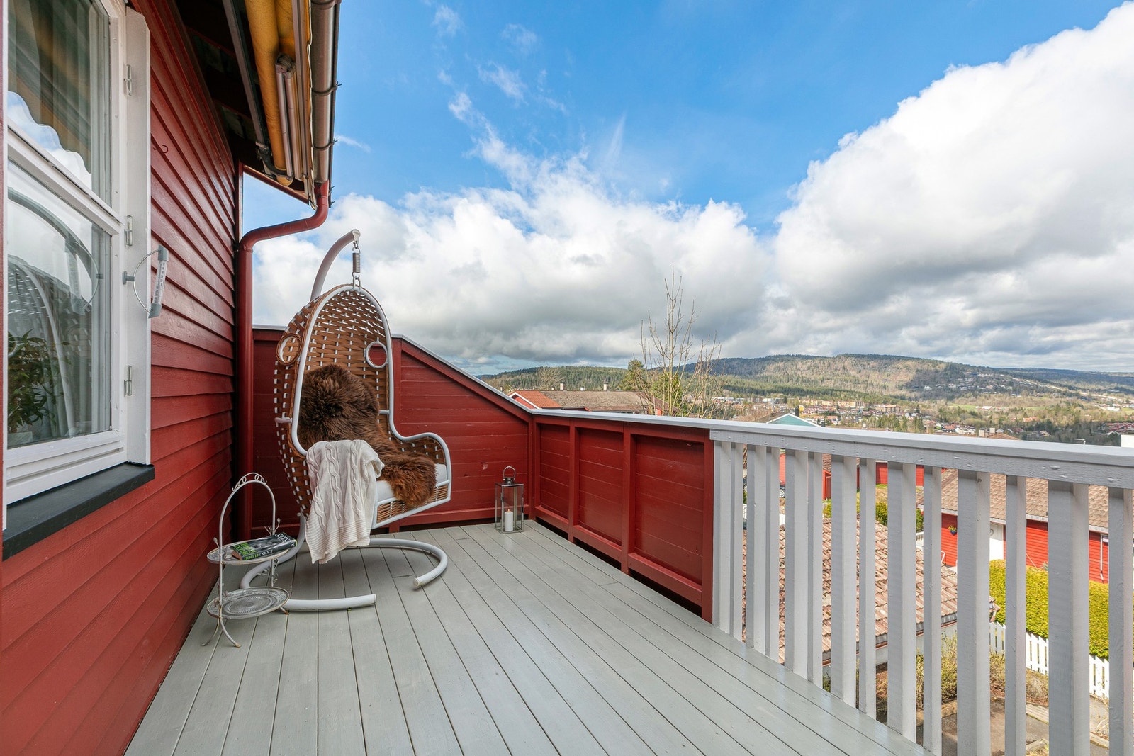 På terrassen har man flott kveldssol Galleribilde