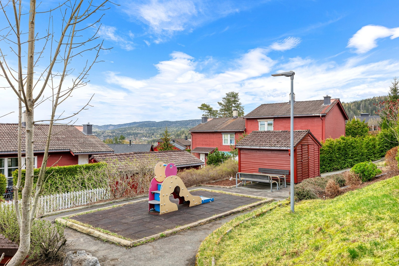 Områdebilde med lekeplass Galleribilde