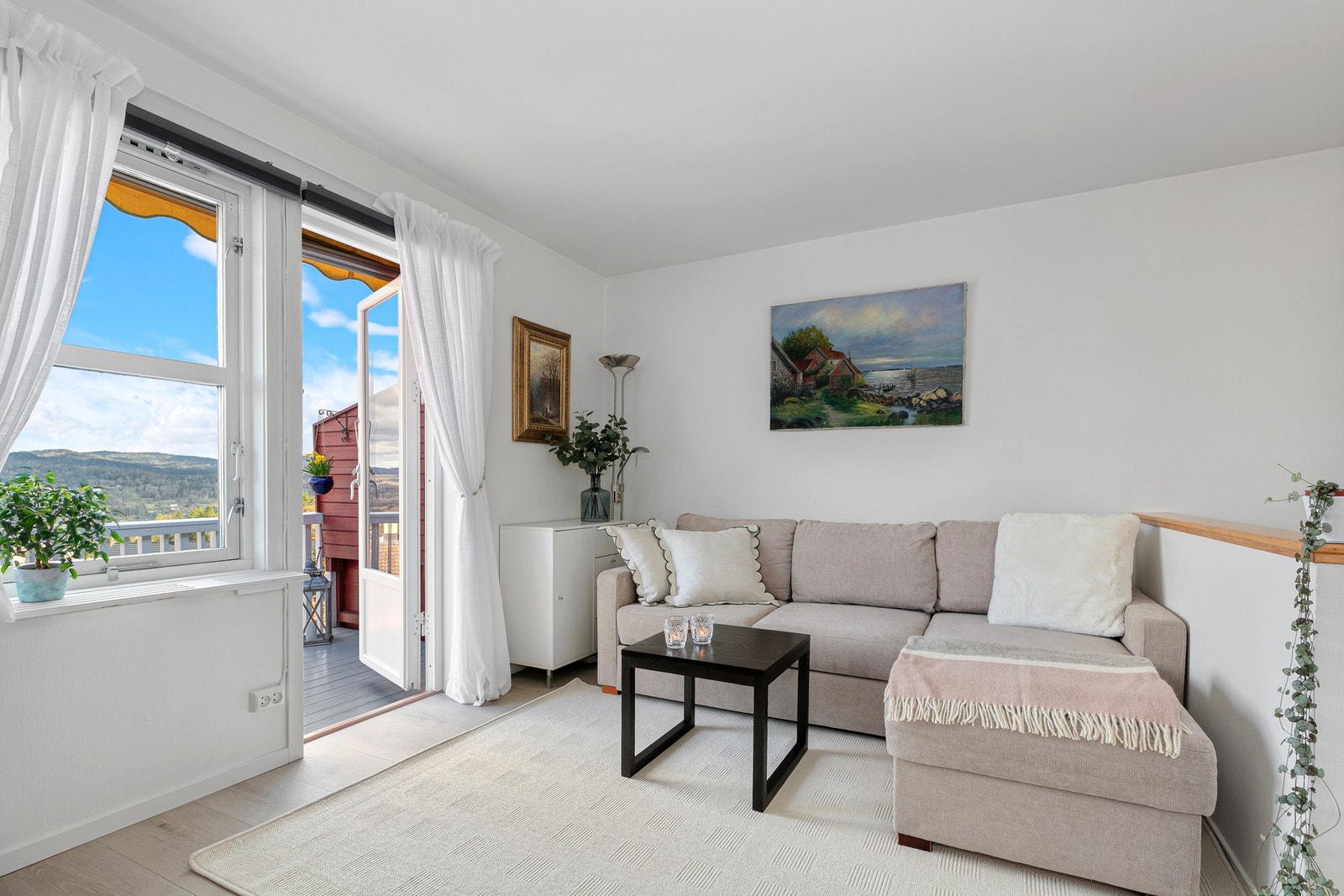 Fra stuen er det utgang til stor terrasse med flott utsikt og sen kveldssol Galleribilde