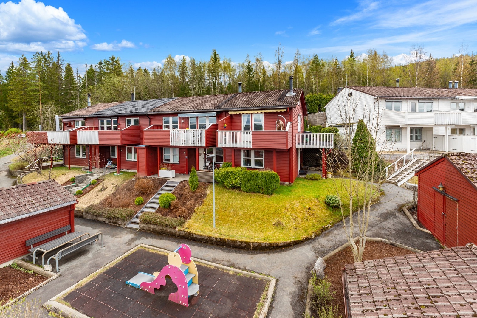 Toppenhaugberget ligger øverst på Toppenhaug med vis utsikt og grenser til friområder og marka Galleribilde