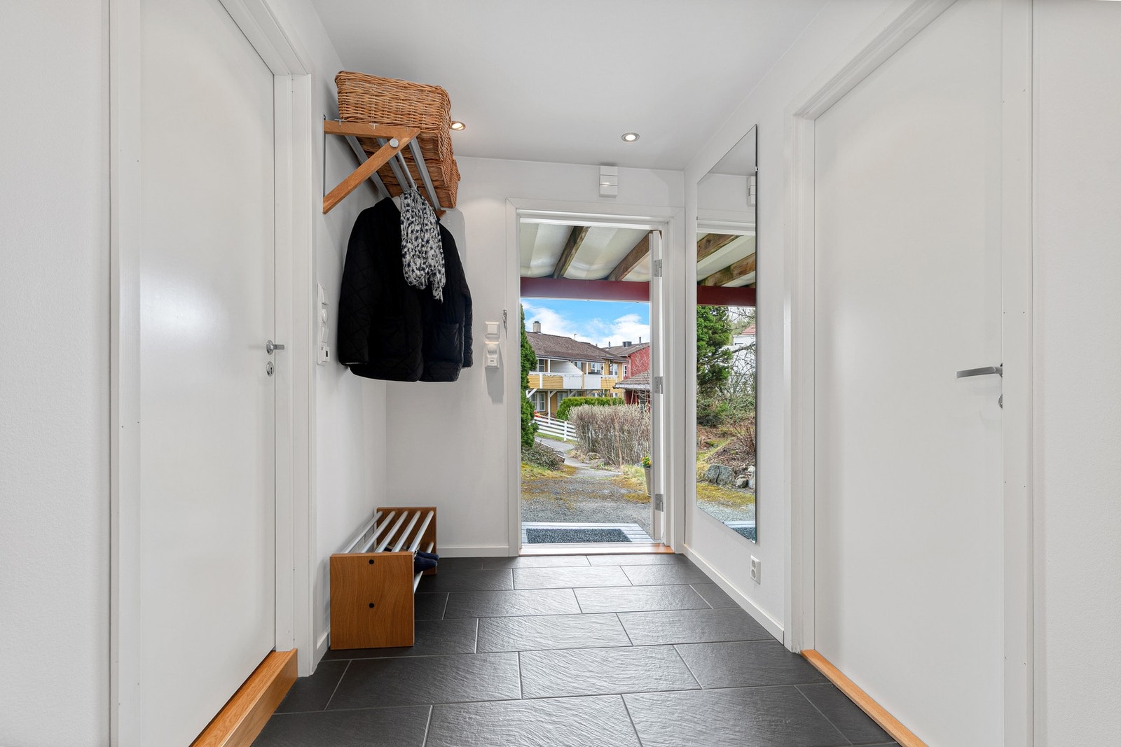 Inngangsparti med hall Galleribilde