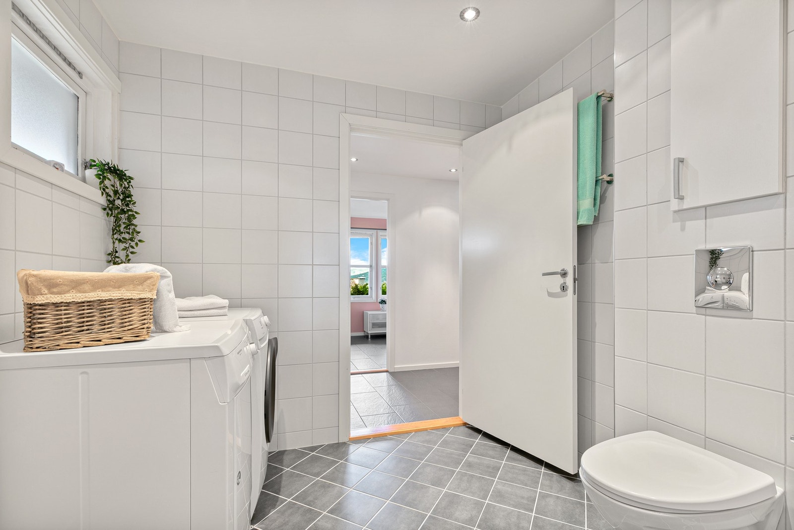 Stort og moderne flislagt dusjbad/w.c. Galleribilde