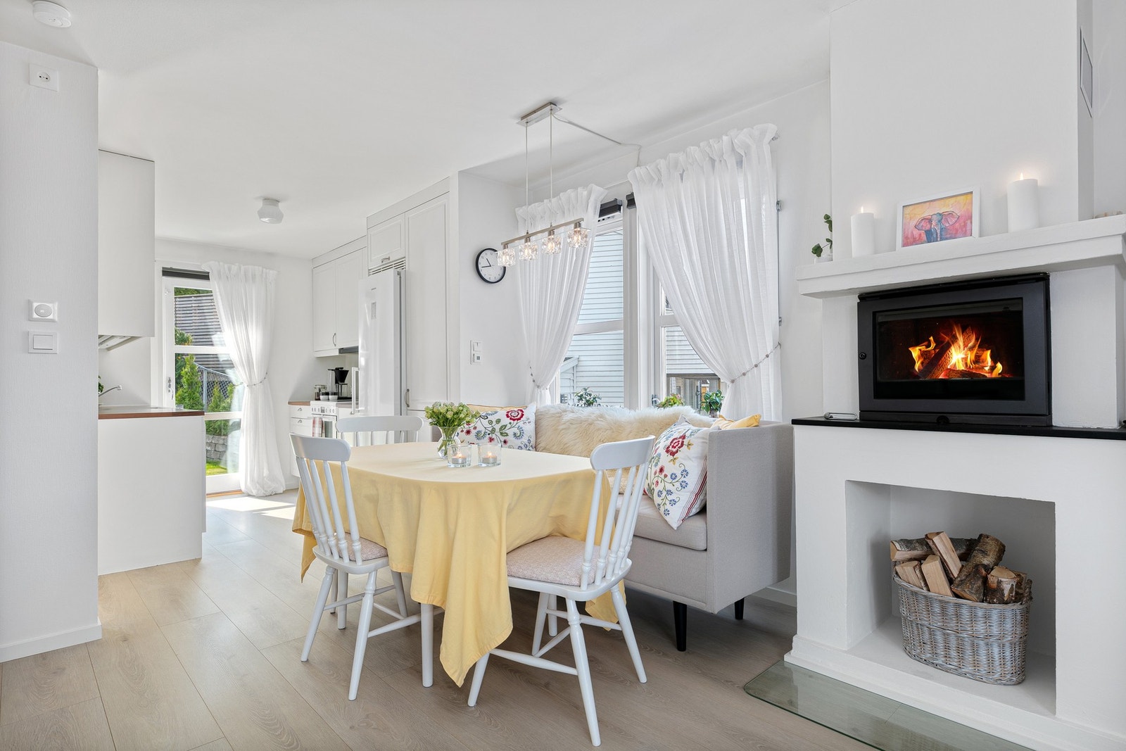 I stuen er det peis og fin plass til spisebord Galleribilde