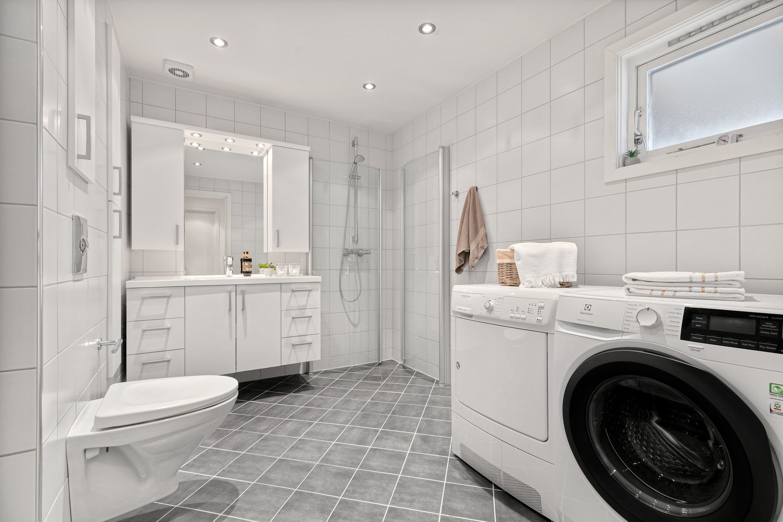 På badet er det opplegg for vaskemaskin og tørketrommel Galleribilde